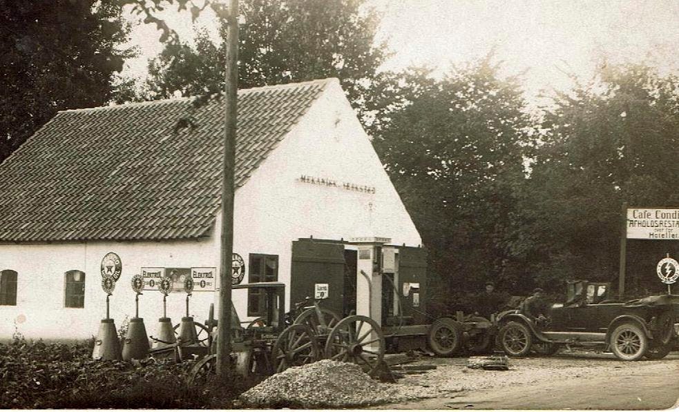 Mettes barndomshjem, værkstedet i Hovedgaden i Jægerspris, som hendes forældre knoklede for at få op at køre.
