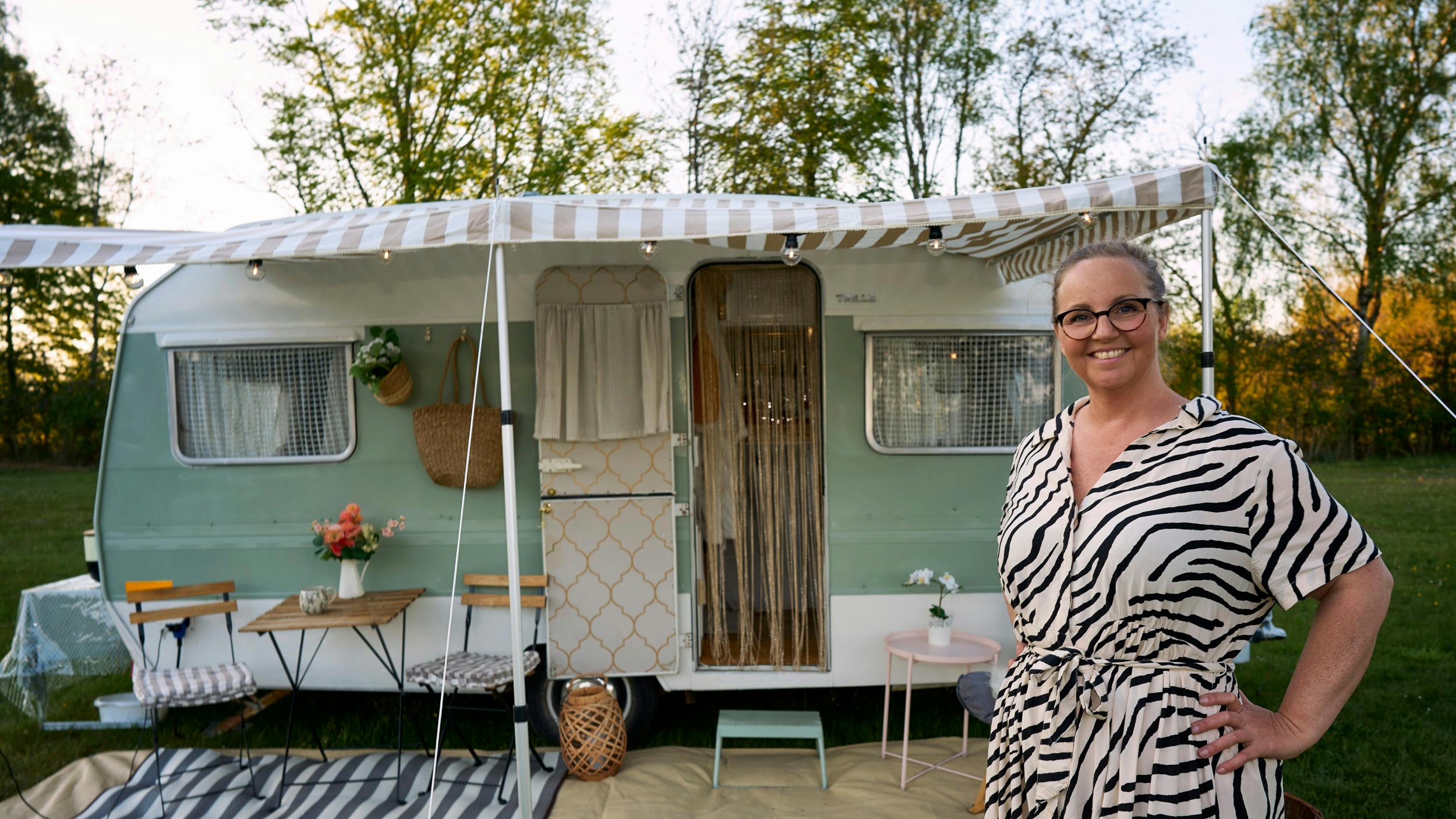 Johanne Charnock med sin istandsatte campingvogn "Trille"