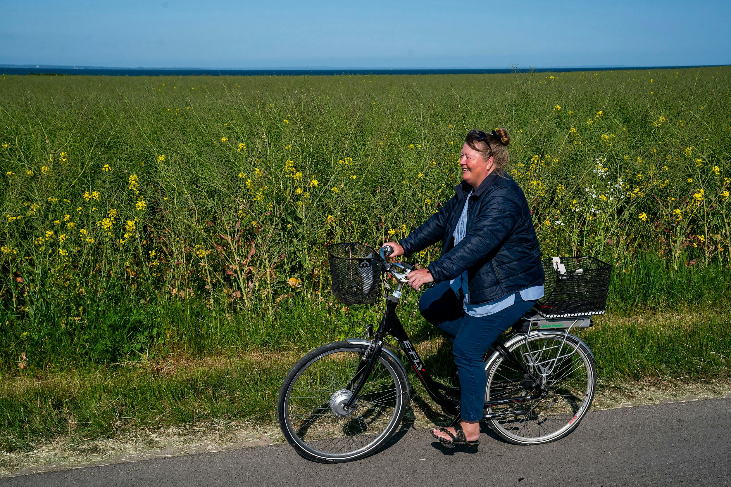 Hjemmeygeplejersken Katja cykler ud til dagens første patient på Omø