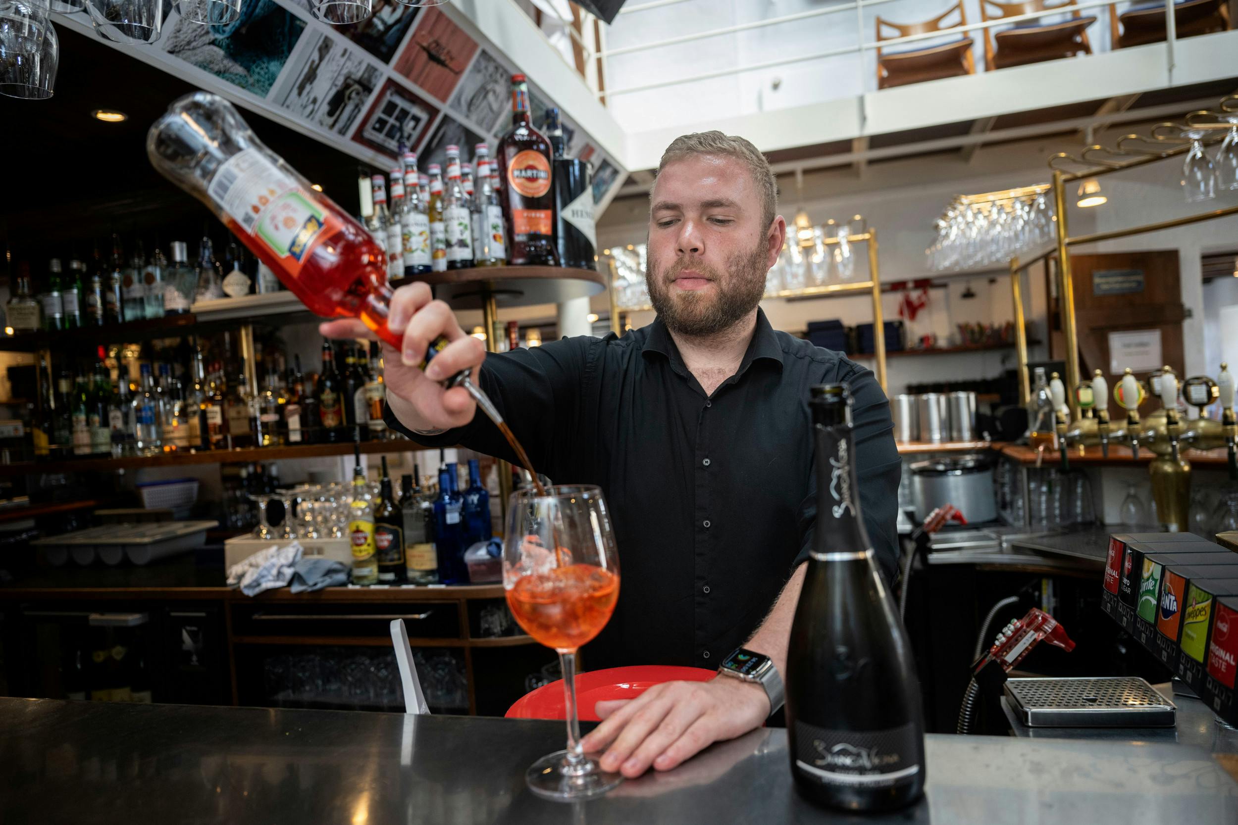 Sebastian laver sommerdrinks i Pakhusets bar.