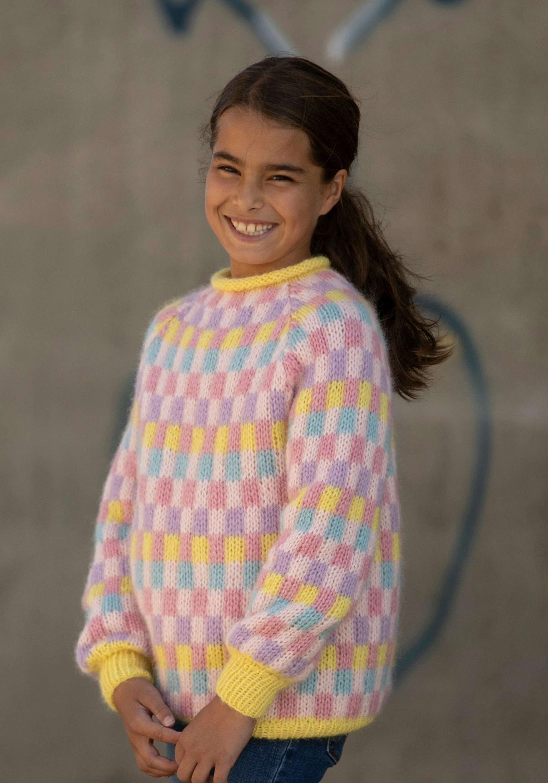 Farverig sweater med tern.