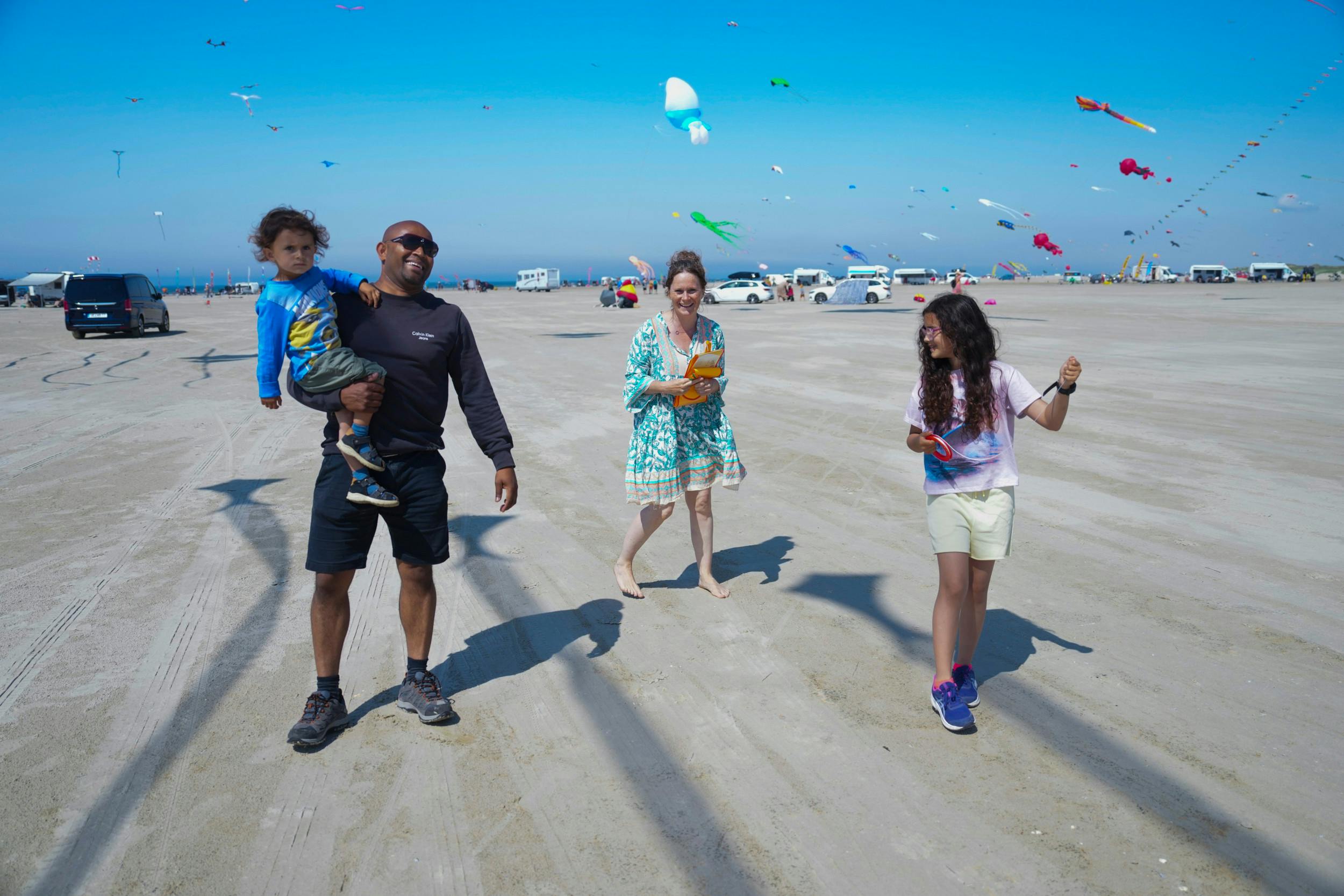 Jasmin med sin familie til dragefestival på Fanø