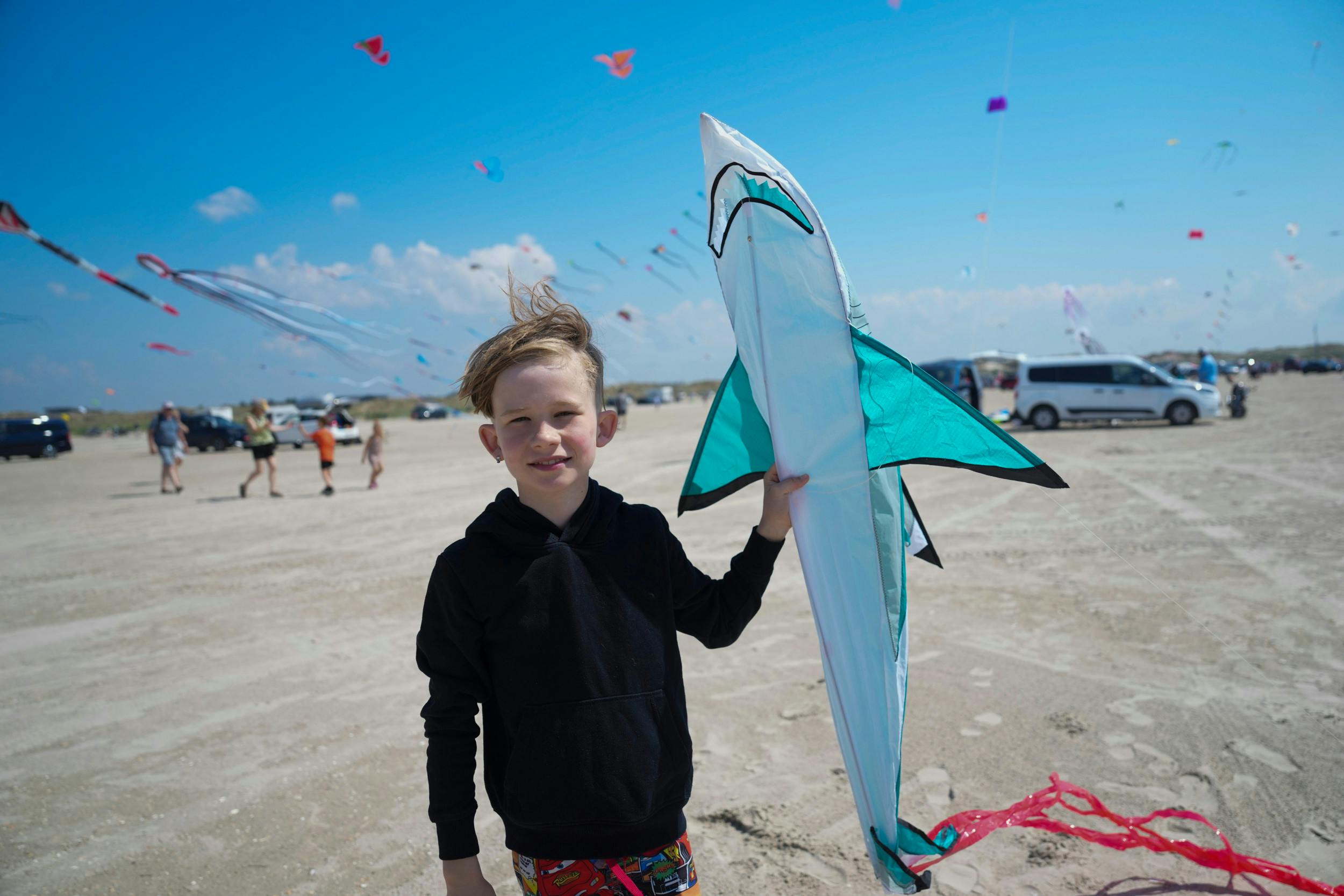 Simon med sin drage, der er formet som en spækhugger