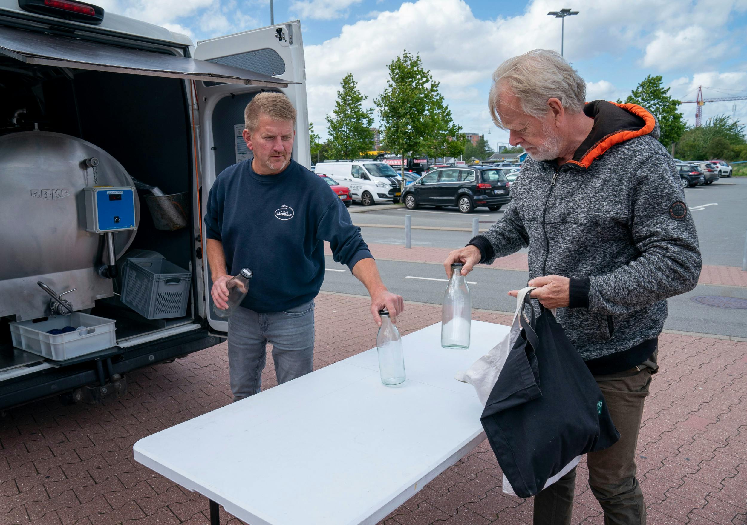 Helmuth betjener en stamkunde