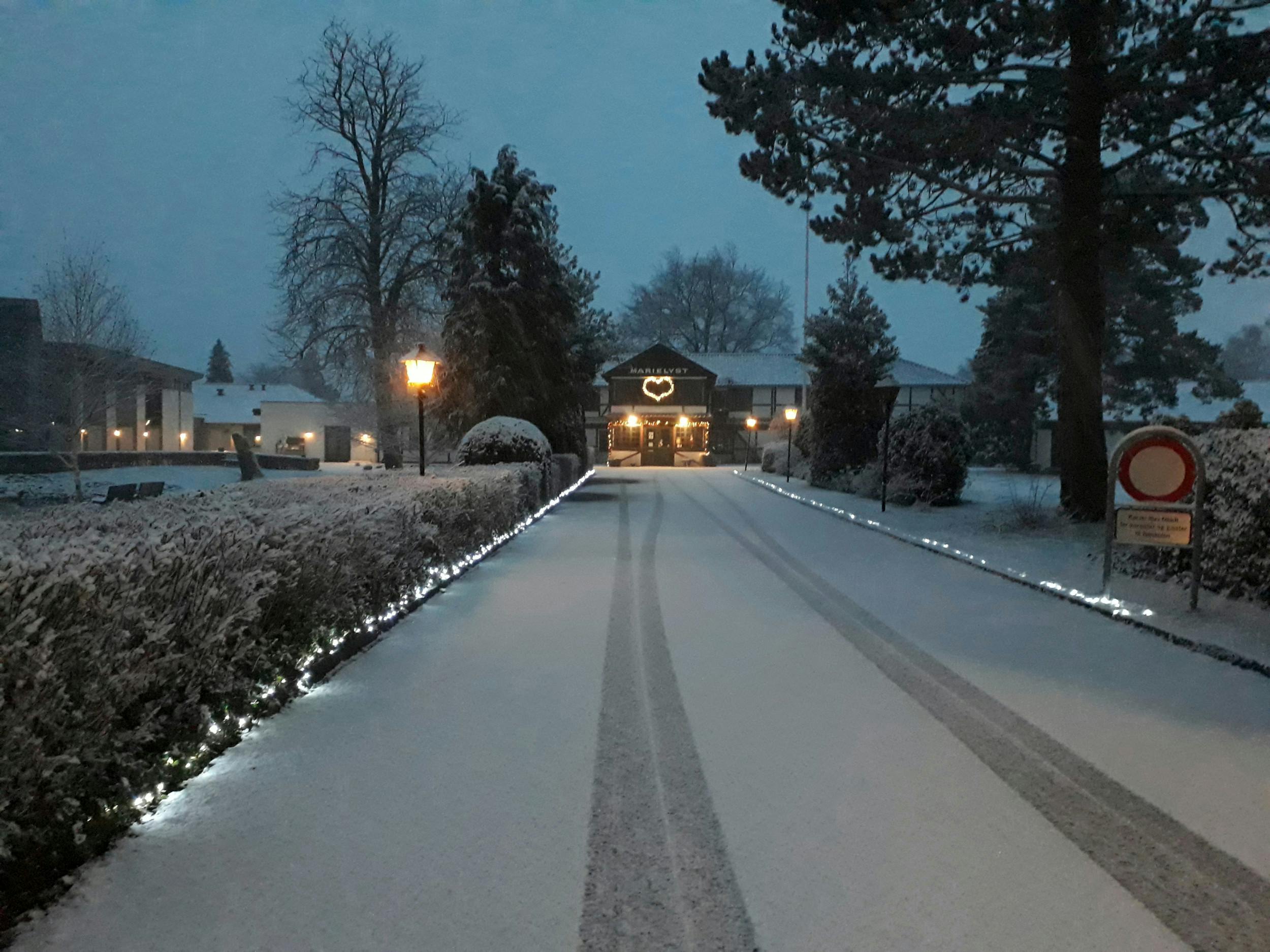 Det er ikke hvert år, at julen er hvid, men julestemningen indenfor mangler ikke af den grund.
