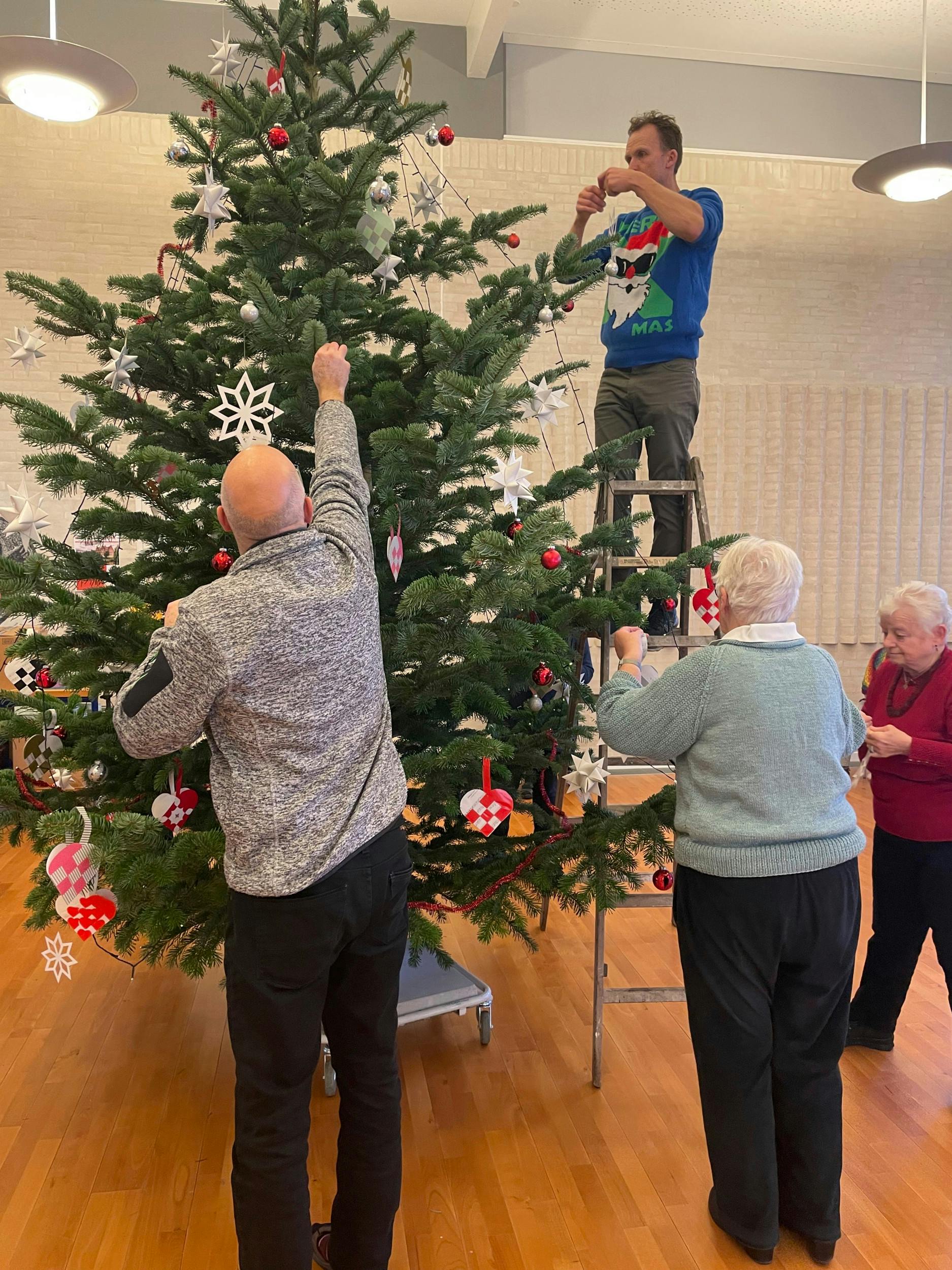 Juleaftensdag pynter kursisterne det høje juletræ.