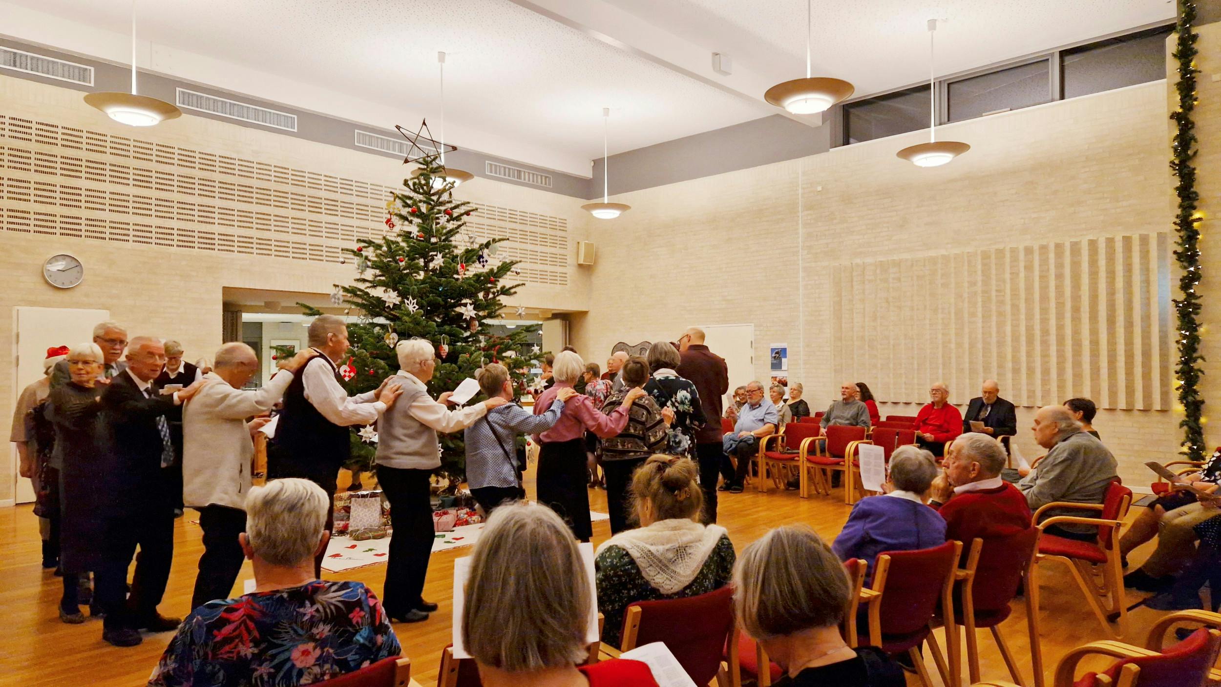 Der danses selvfølgelig om juletræet, og når der synges ”Nu er det jul igen”, bliver hver en krog af højskolen brugt.
