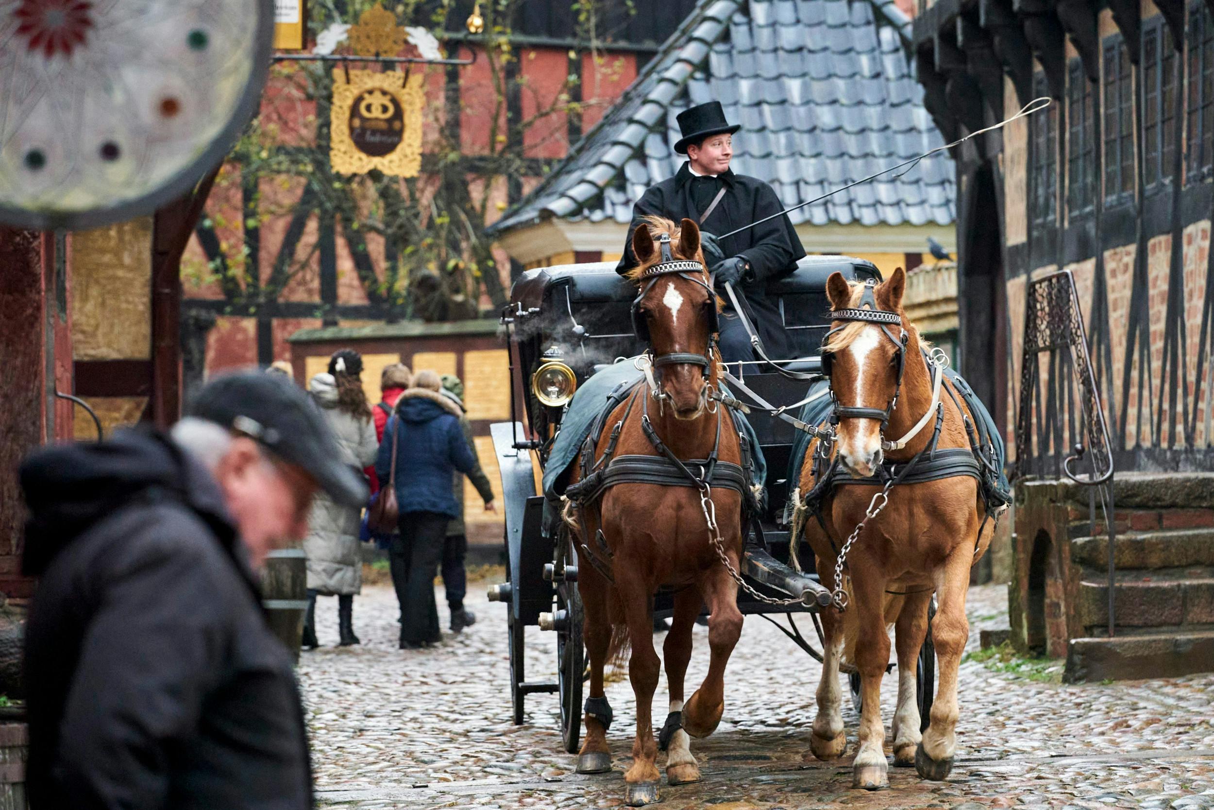 En tur i Den Gamle By kan vække minder. Hestenes hove på brosten, duften fra bageriet eller beklædning og porcelæn.