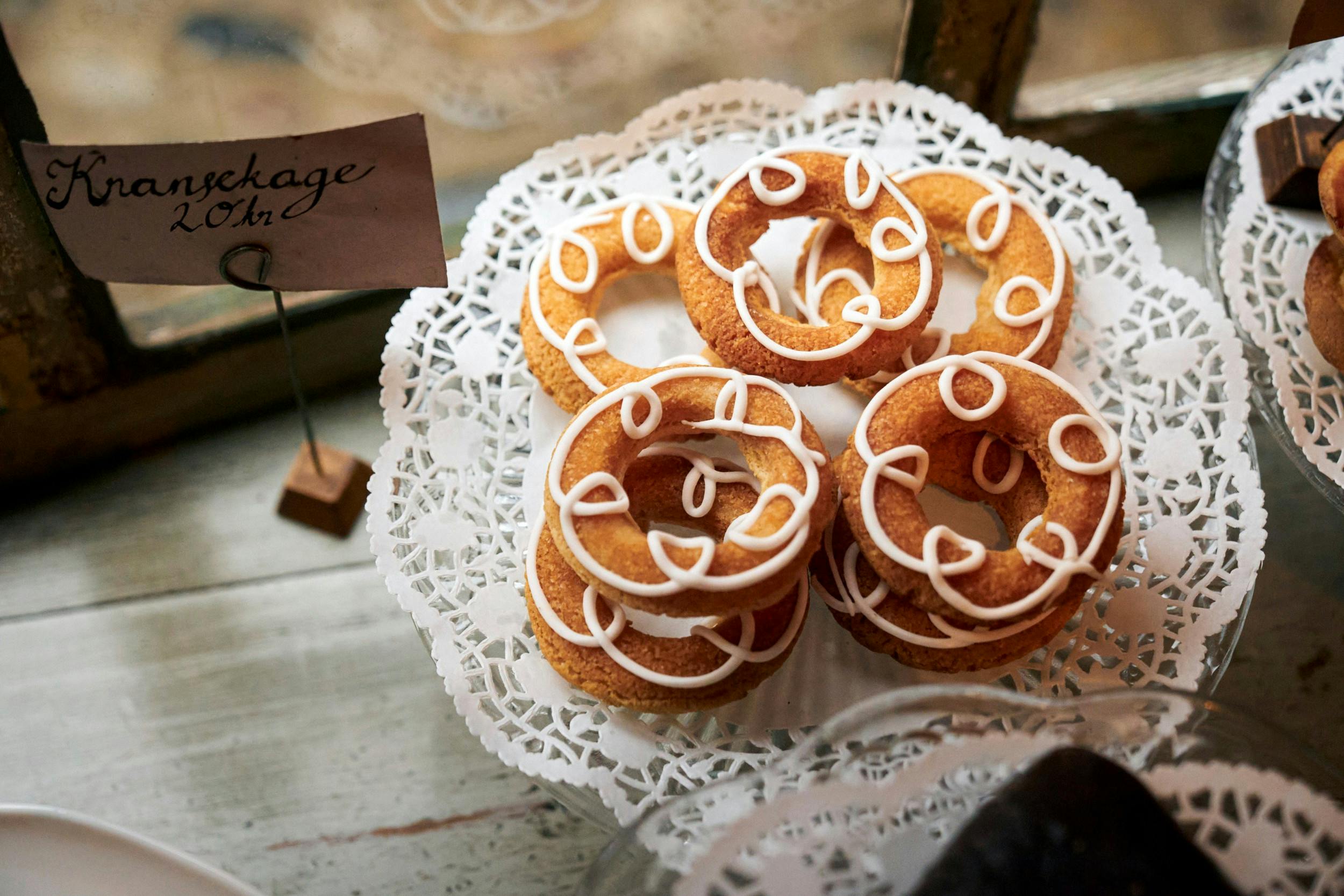 Lækkerier i vinduet. Her nissekager, som uden tvivl går godt med en kop varm kaffe.