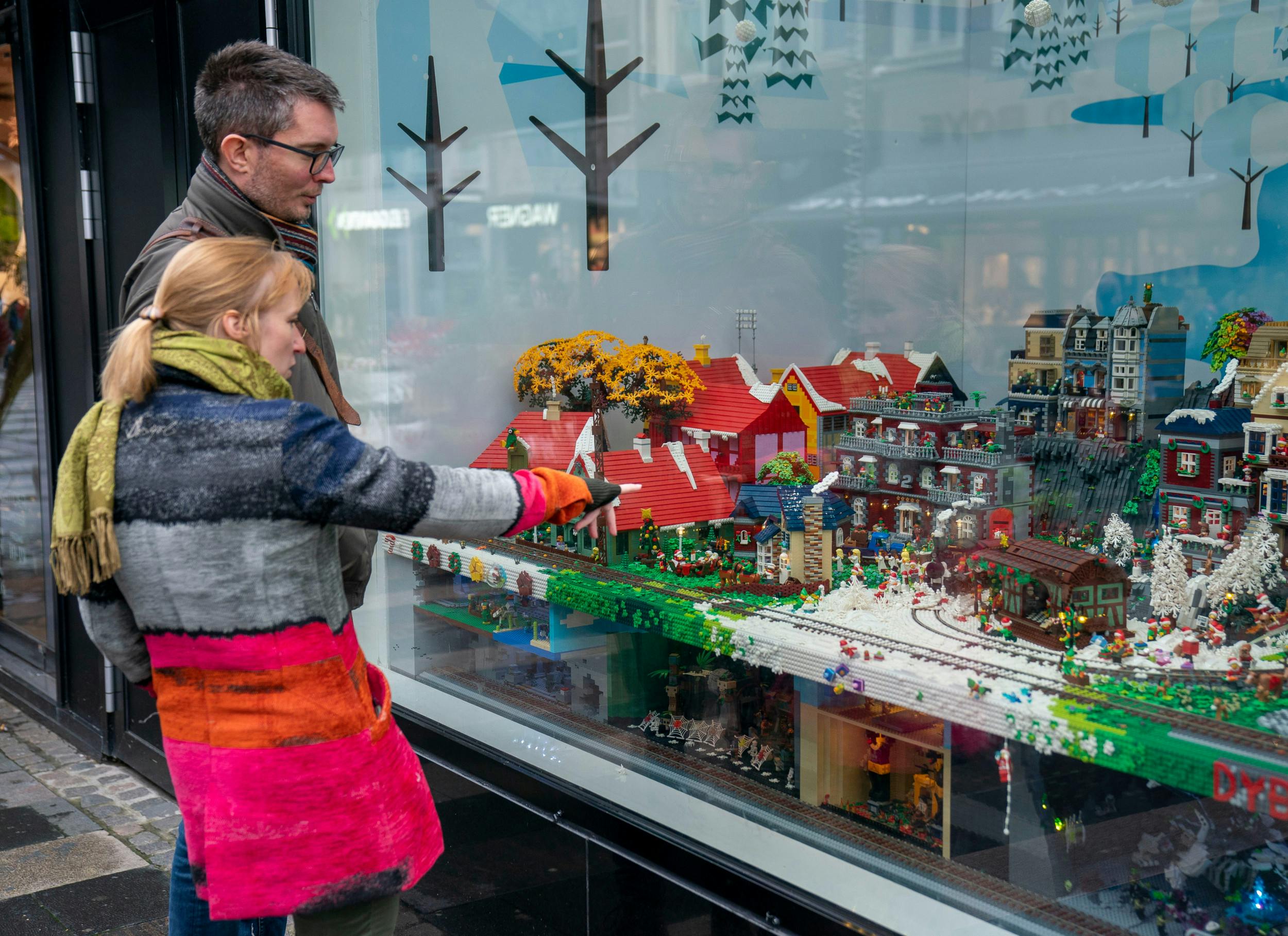 Lego-udstillingen får både børn og voksne til at stoppe op og studere de mange detaljer, som en gruppe frivillige Lego-entusiaster står bag.