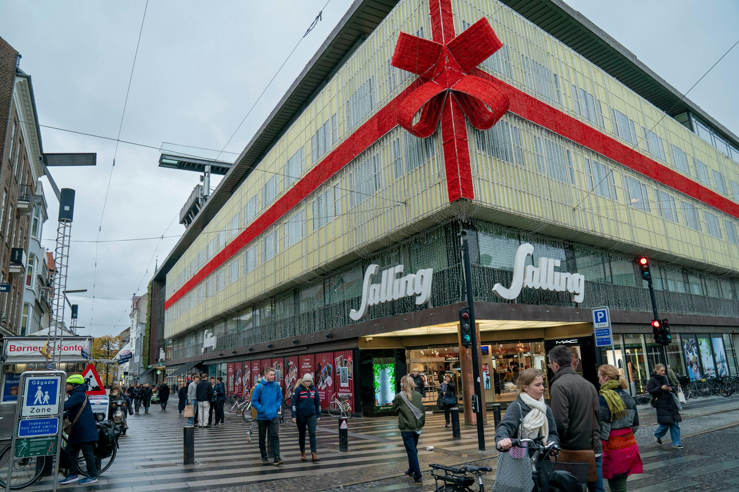 3. november i år tændtes de 500.000 led-lys, der hvert år forvandler Sallings facade til en kæmpestor julegave.