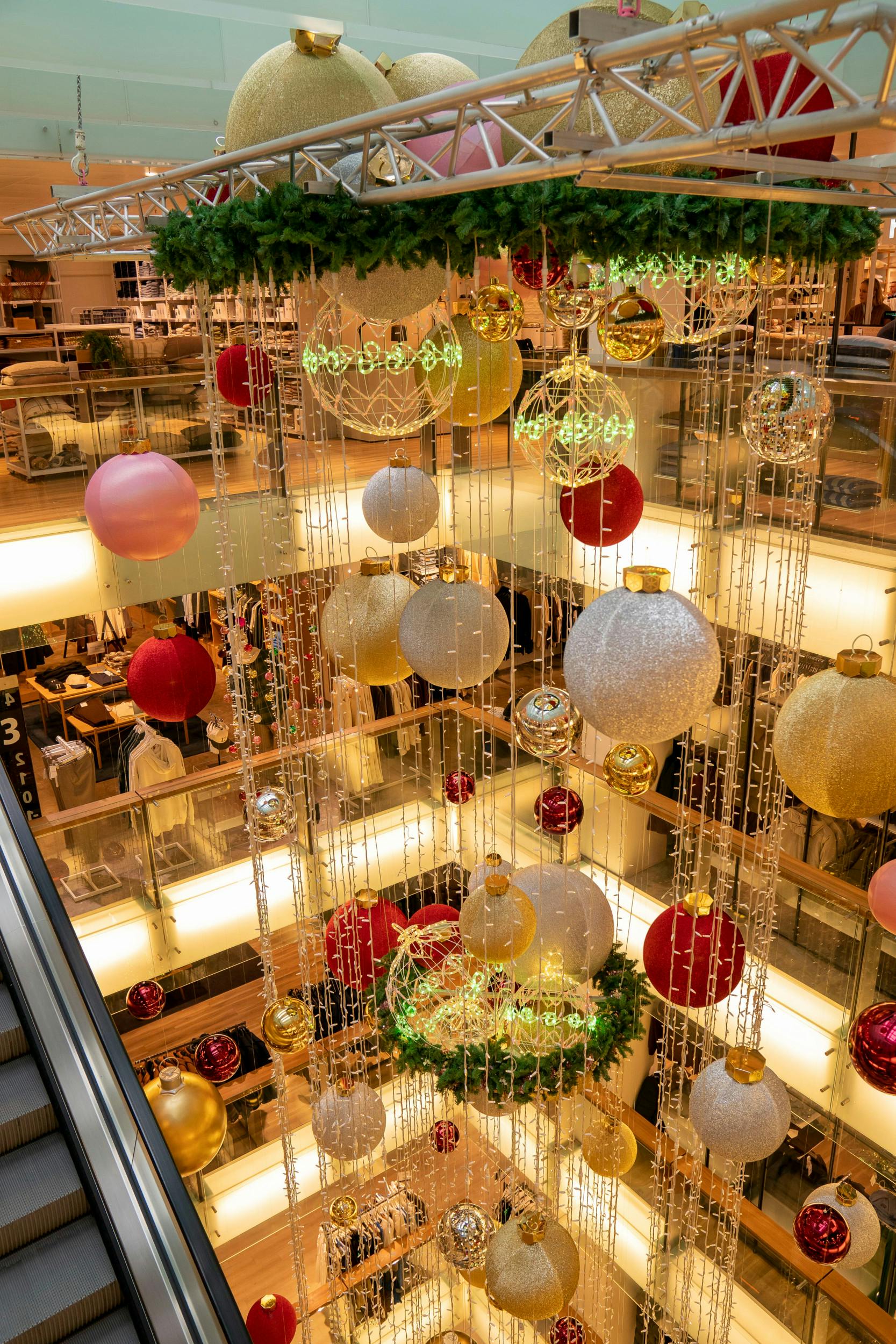 Store yogabolde er forklædt som julekugler.