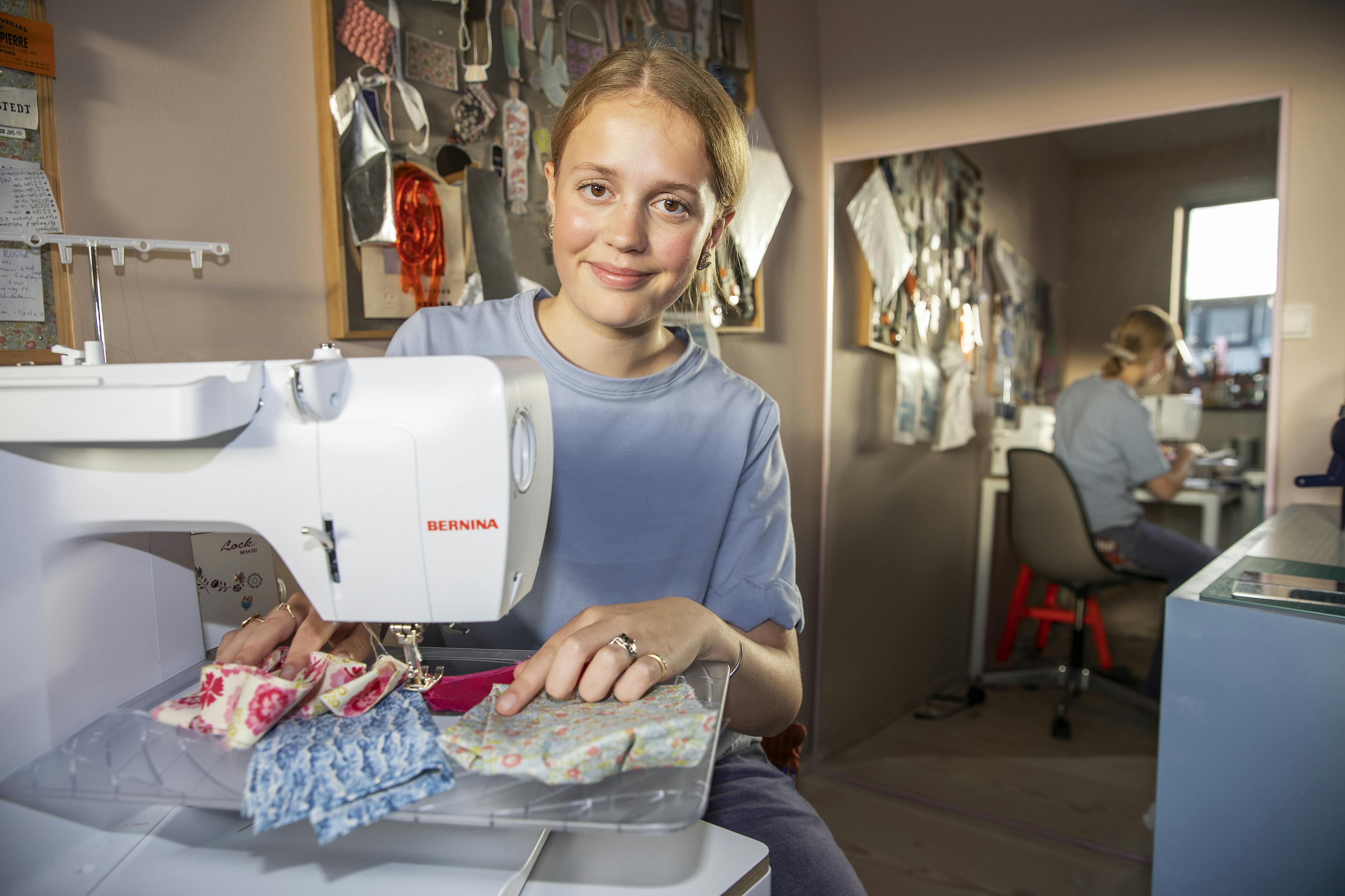 Emma syr stort set alt sit tøj selv.