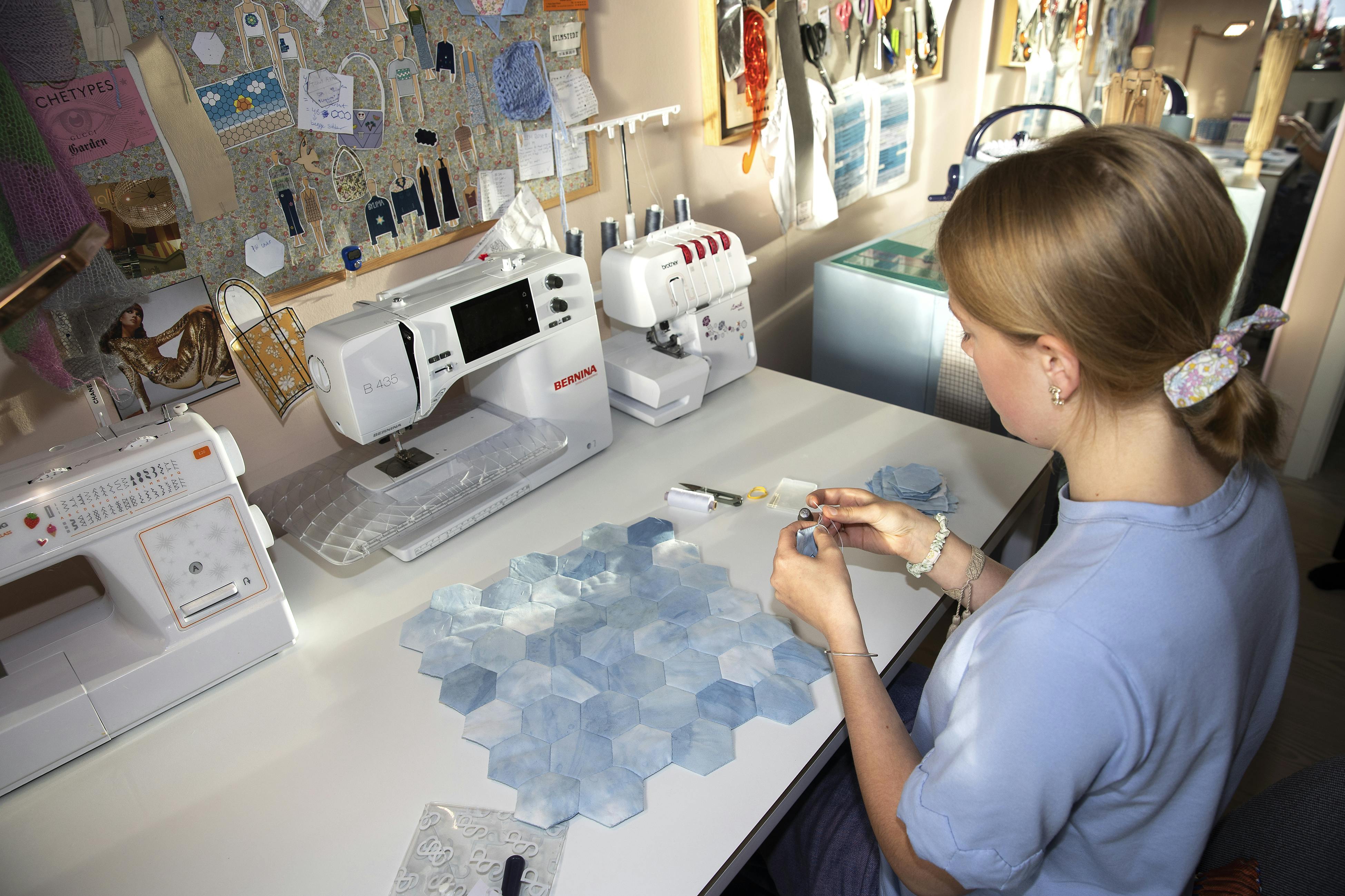 På sit hobbyværelse er Emma ved at sy et patchworkindkøbsnet i blå nuancer. Det er resultatet af et projekt i skolen, hvor hun skulle farve et gammelt, hvidt lagen med indigofarve.