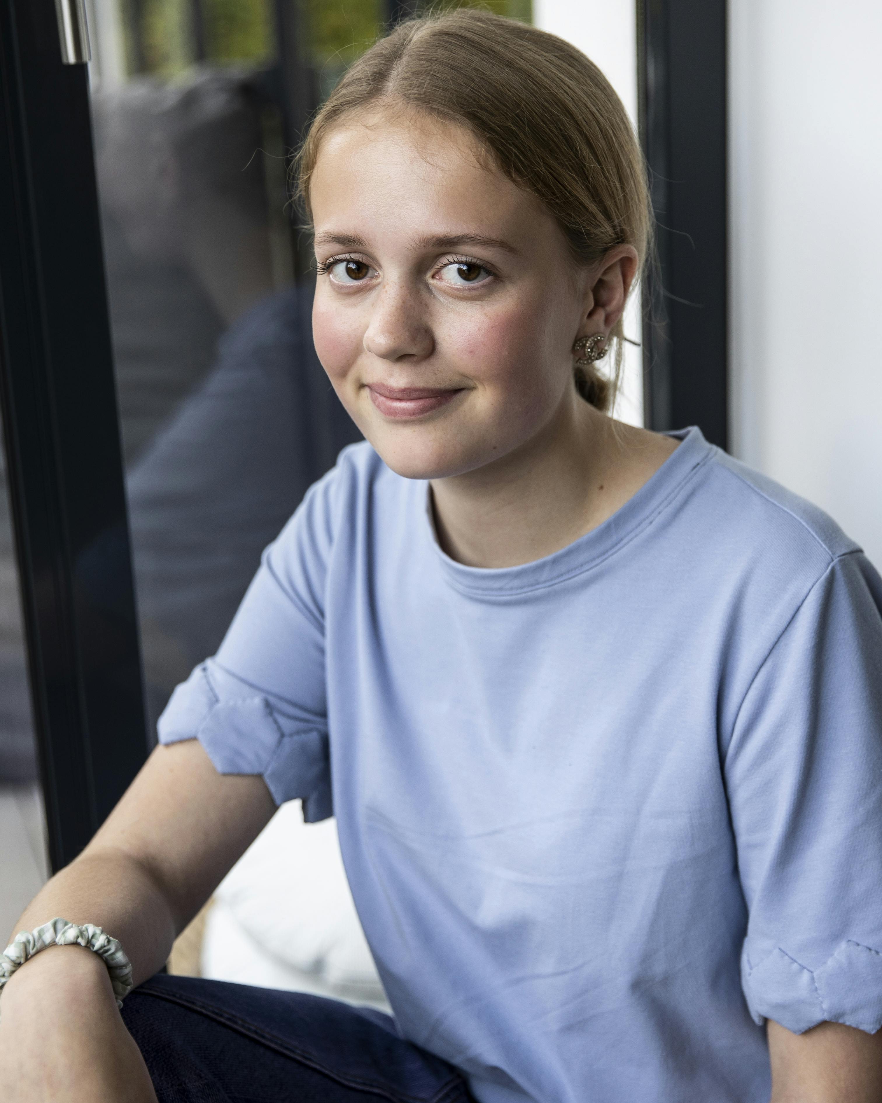 Den blå bluse med patchwork på ærmerne har Emma selv syet.