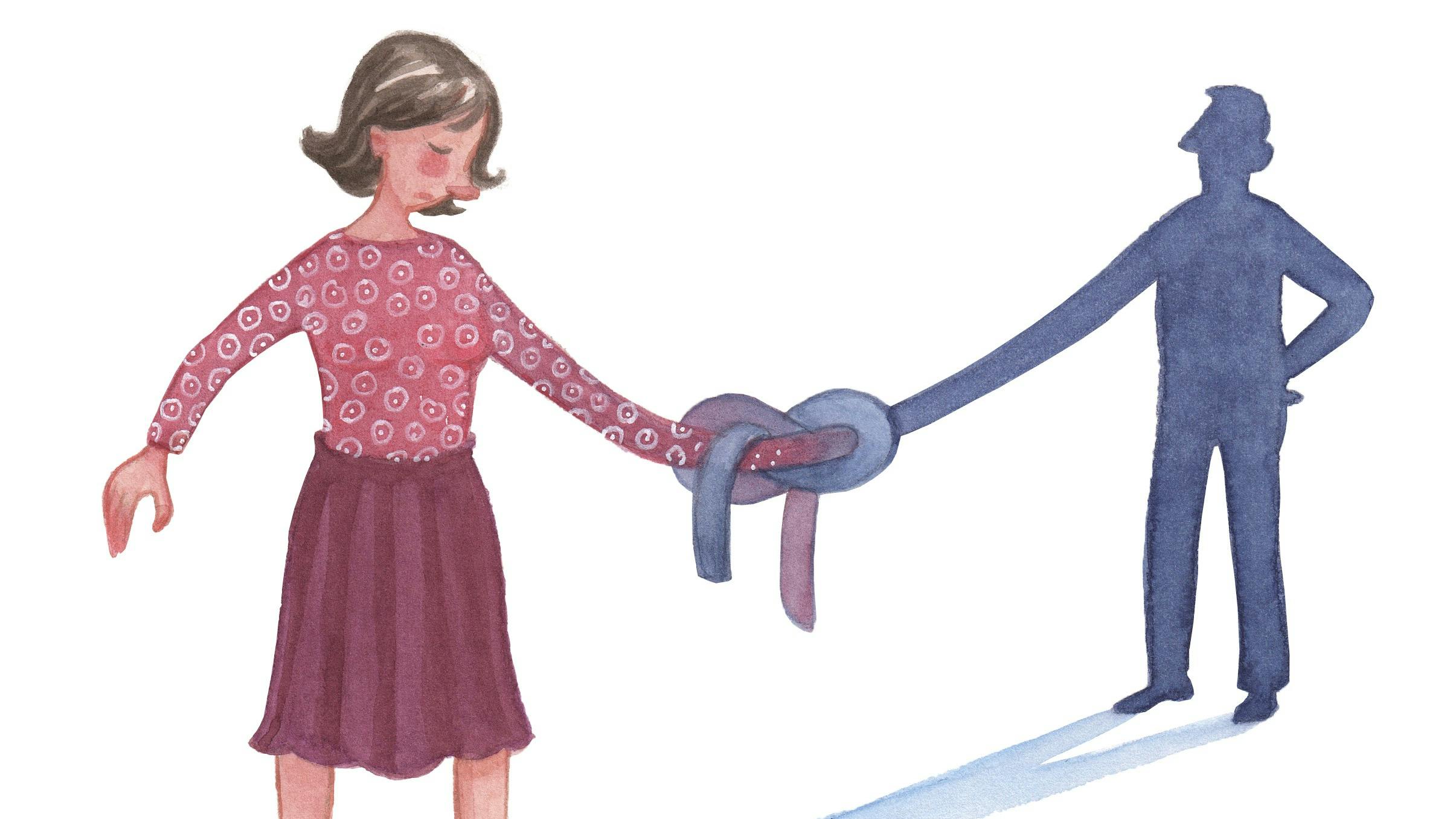 Kvinde står med afstand til en anden person