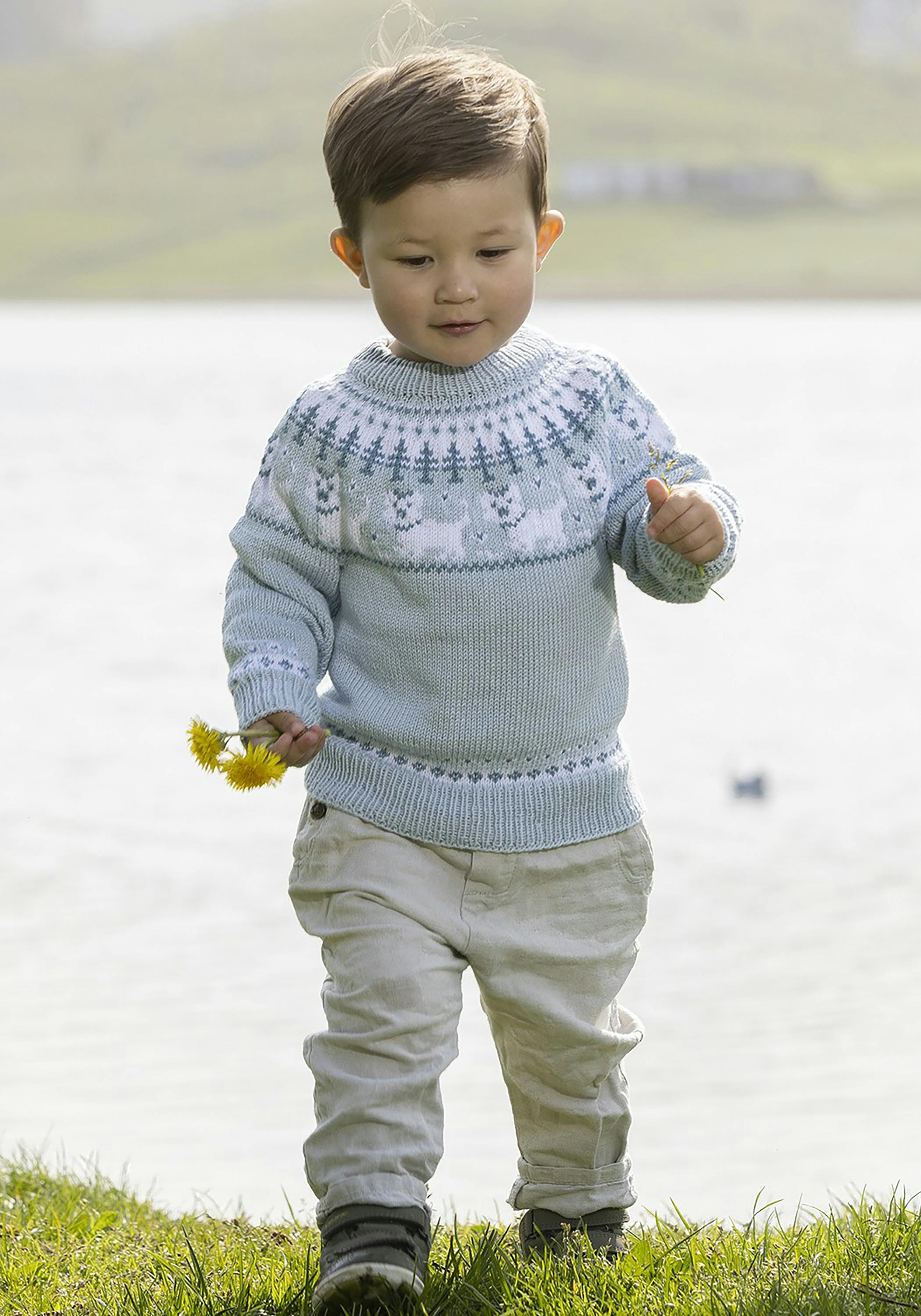 Barn i en hundesweater