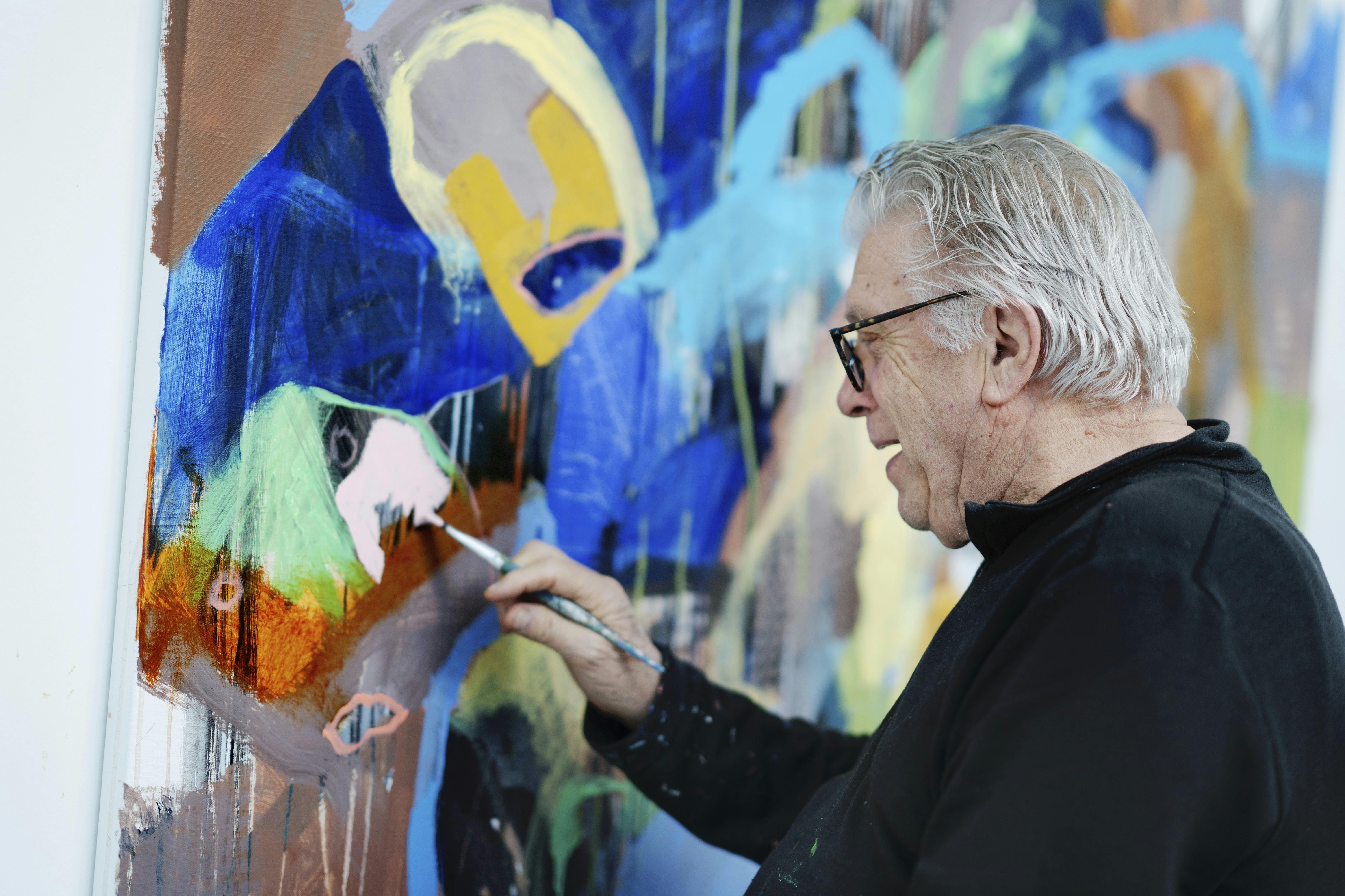 Leif Sylvester Petersen med pensel i hånd og i gang med et af sine seneste malerier.