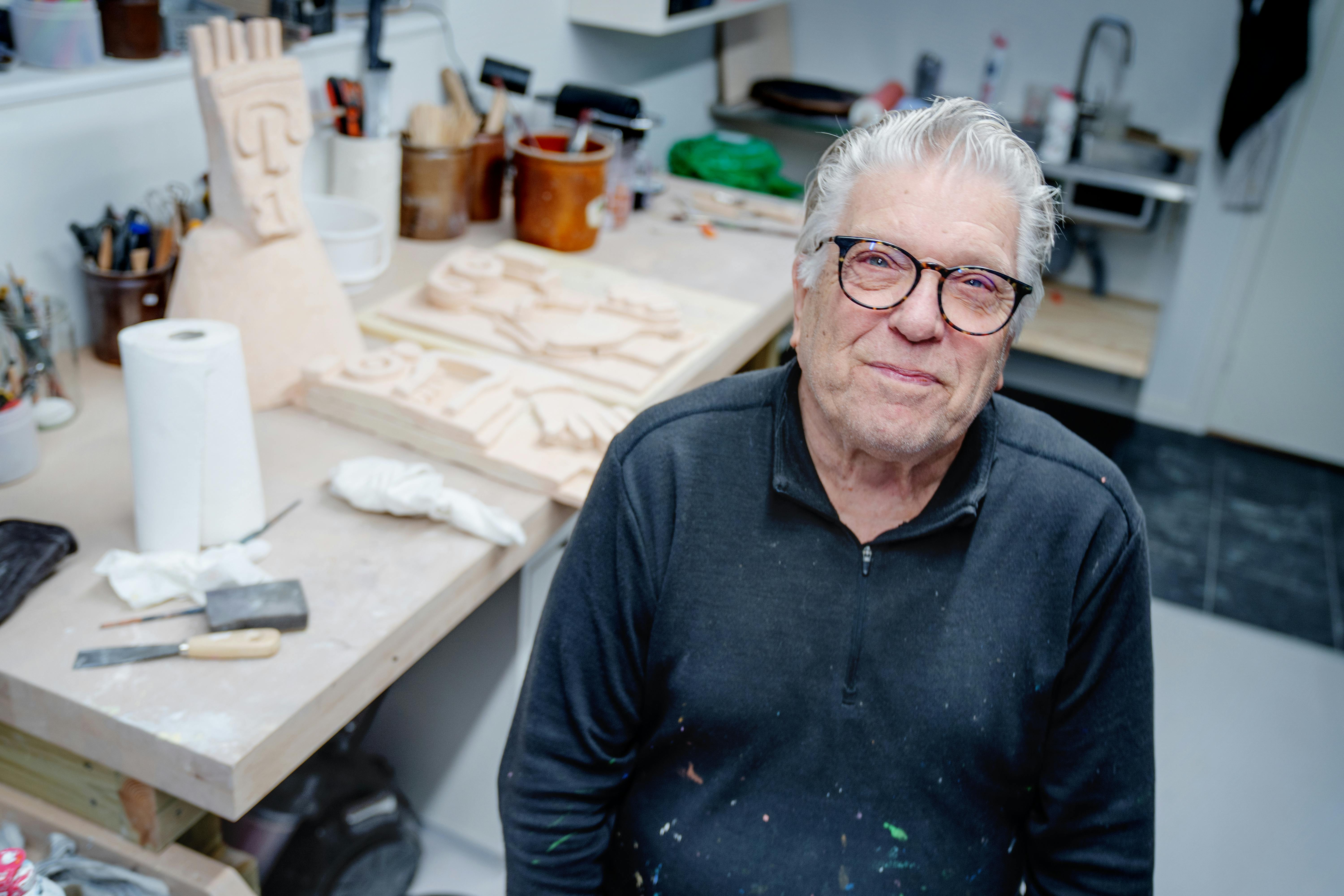 Multikunstneren Leif Sylvester Petersen i sit "pottemagerværksted", hvor hans skulpturer bliver til