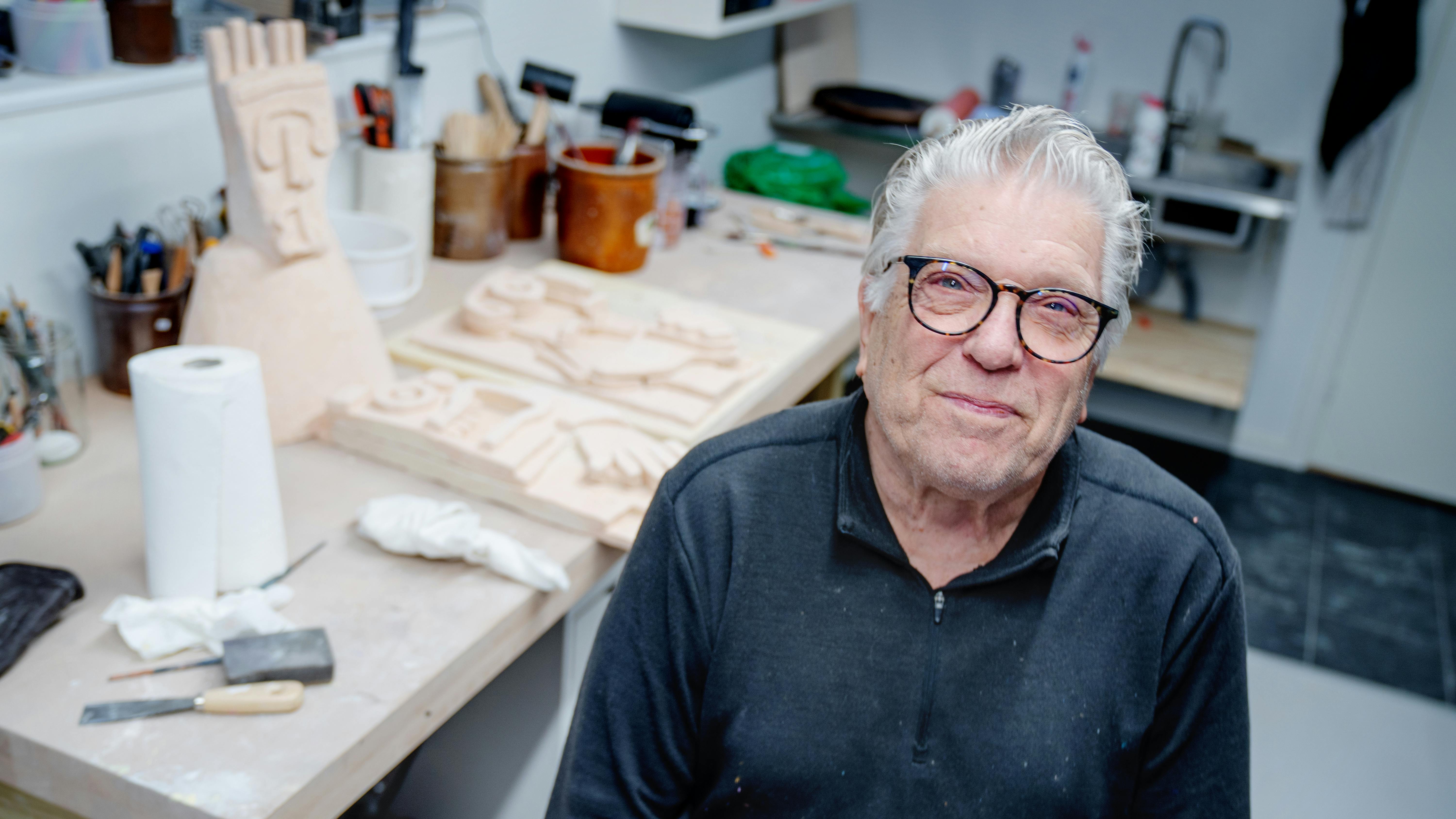 Multikunstneren Leif Sylvester Petersen i sit "pottemagerværksted", hvor hans skulpturer bliver til