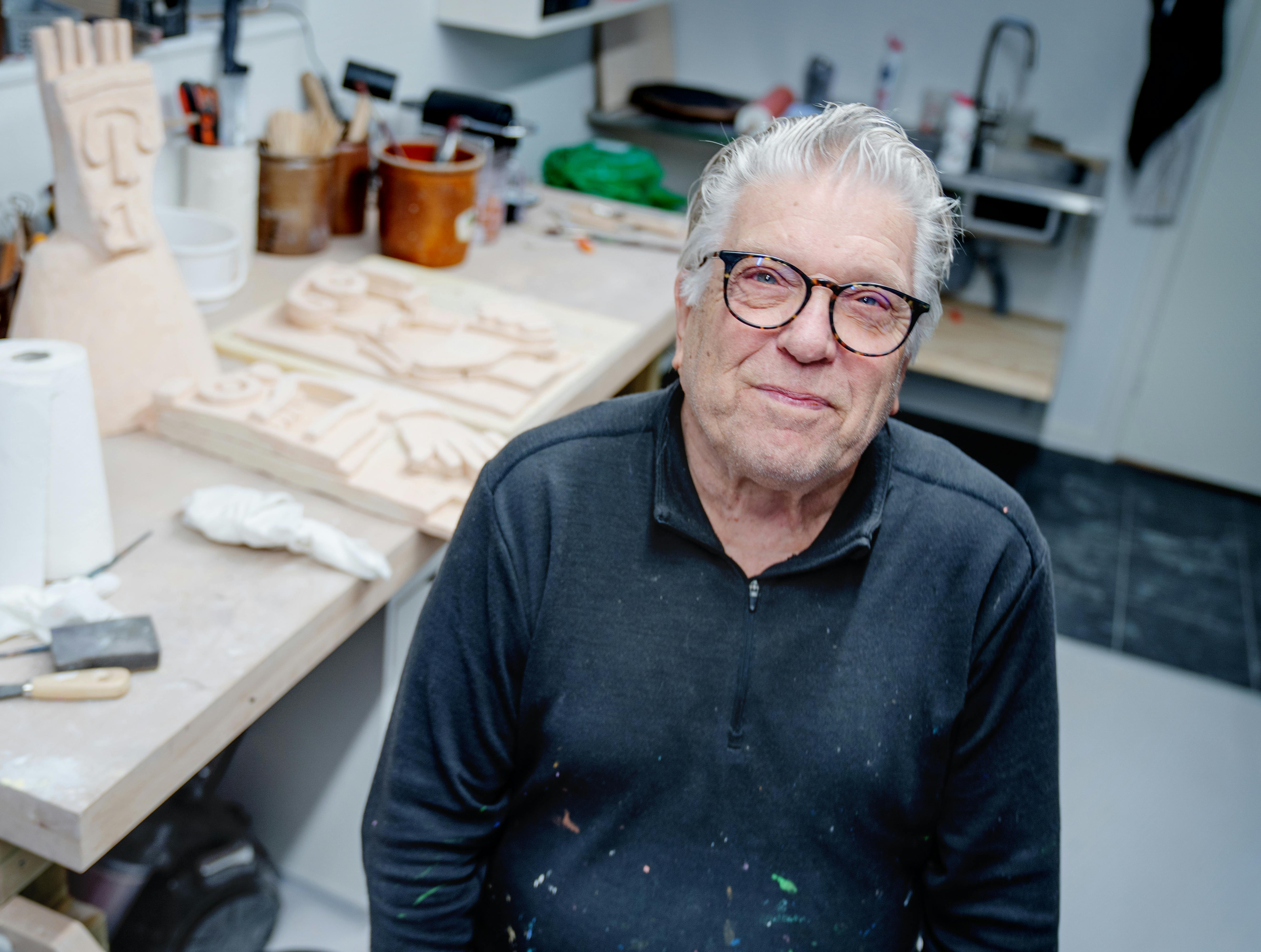 Multikunstneren Leif Sylvester Petersen i sit "pottemagerværksted", hvor hans skulpturer bliver til