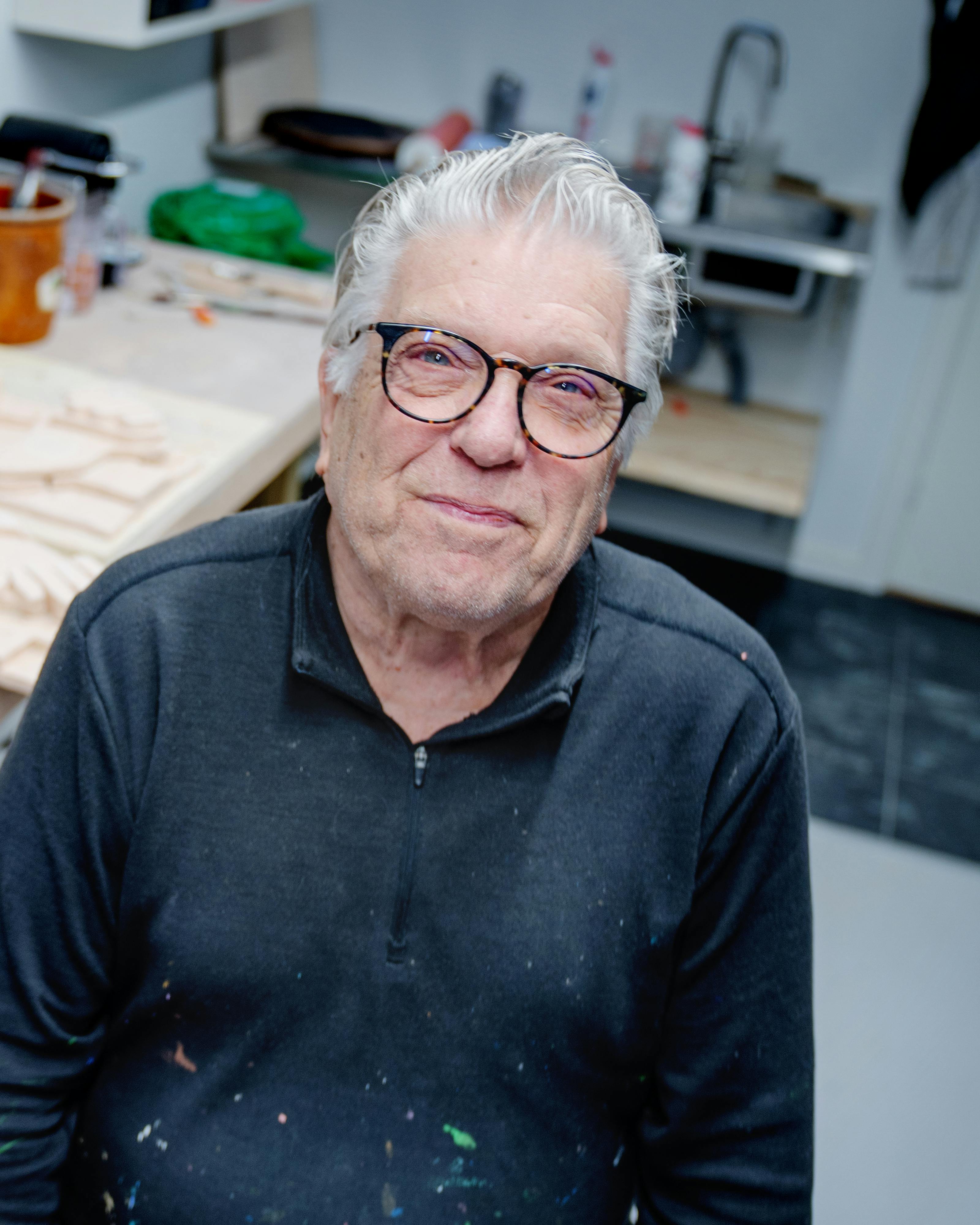 Multikunstneren Leif Sylvester Petersen i sit "pottemagerværksted", hvor hans skulpturer bliver til