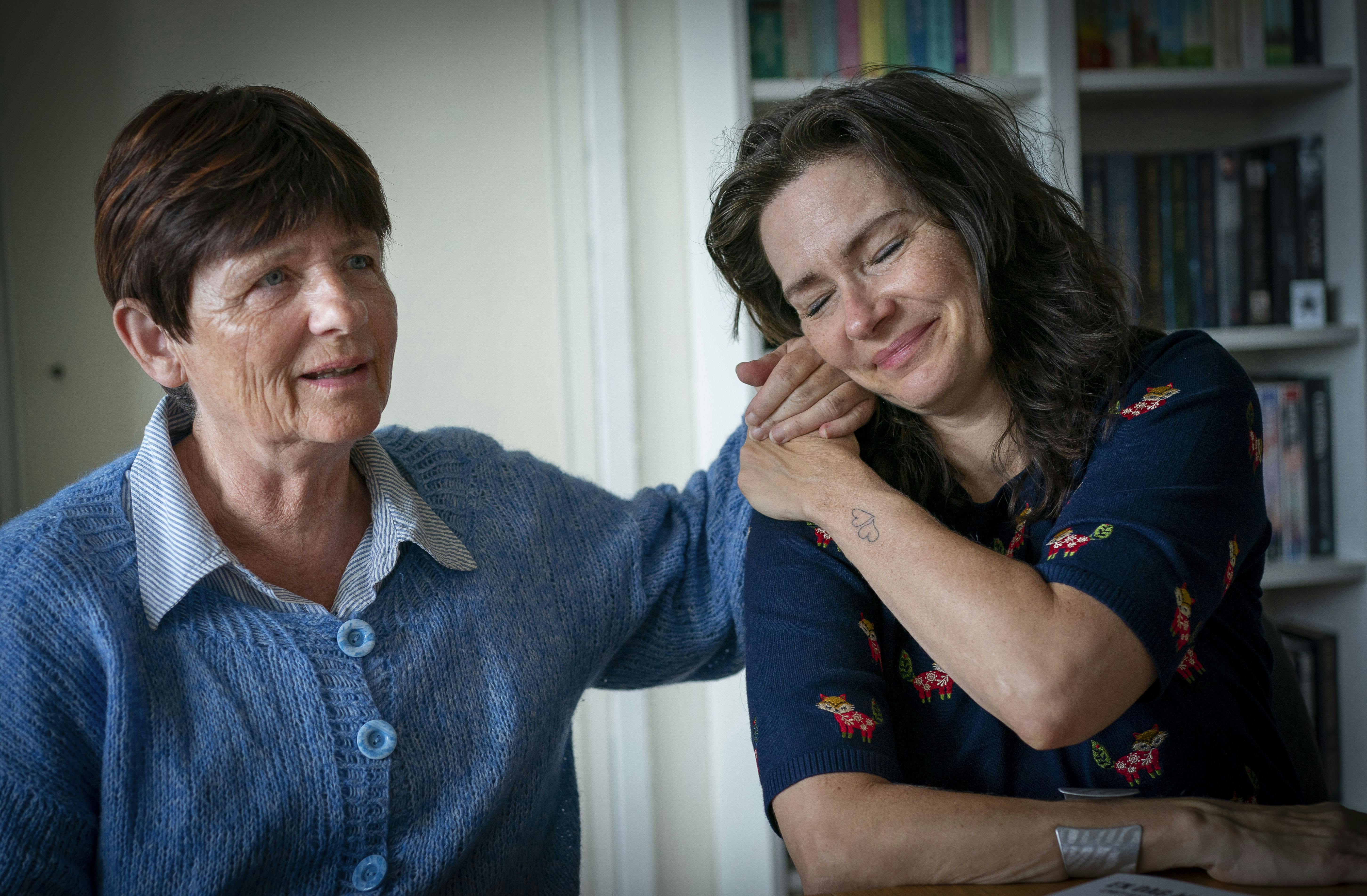 Stinemaria græder ved siden af sin mor