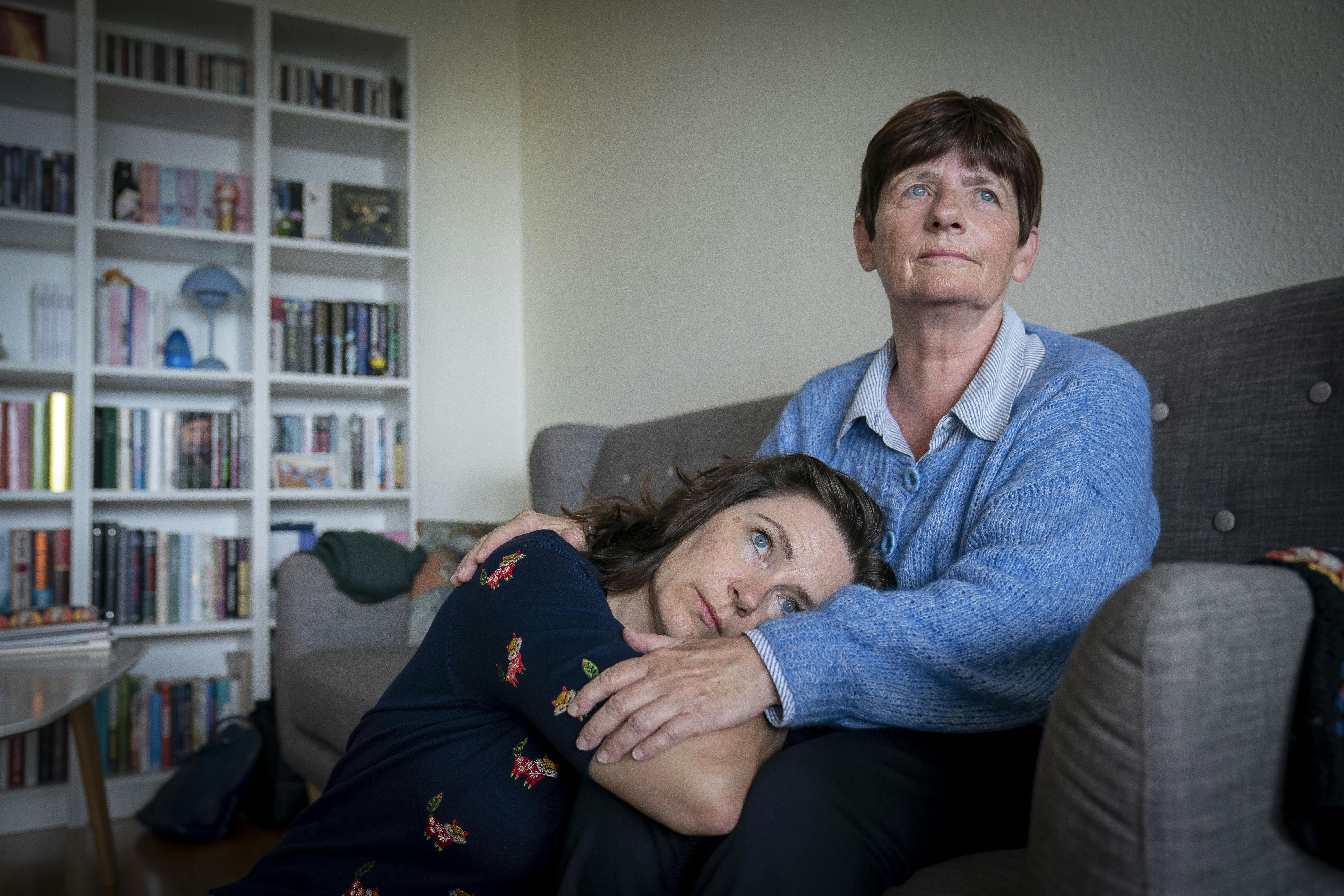 Stinemaria ligger med hovedet på skødet af sin mor