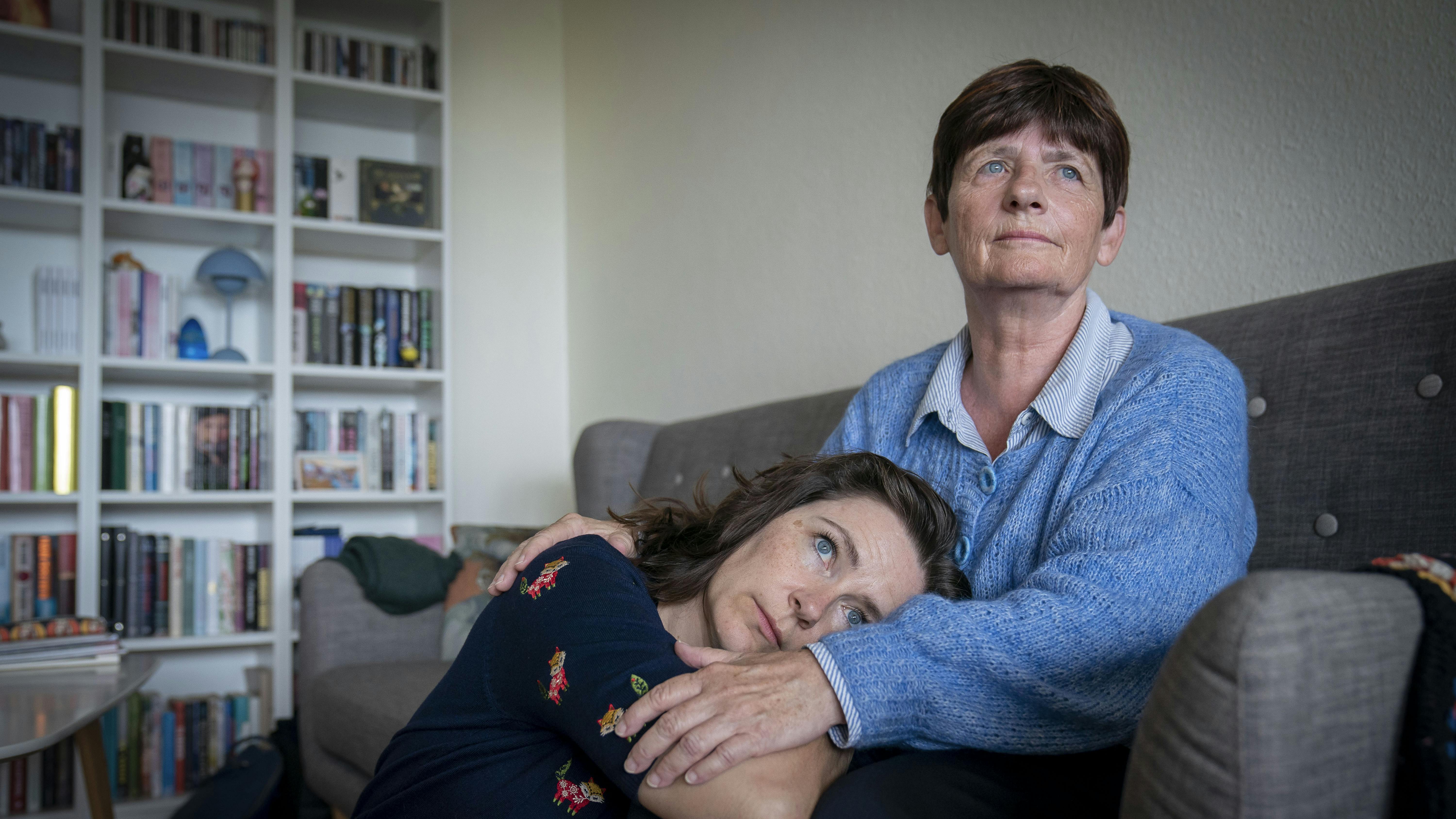 Stinemaria ligger med hovedet på skødet af sin mor