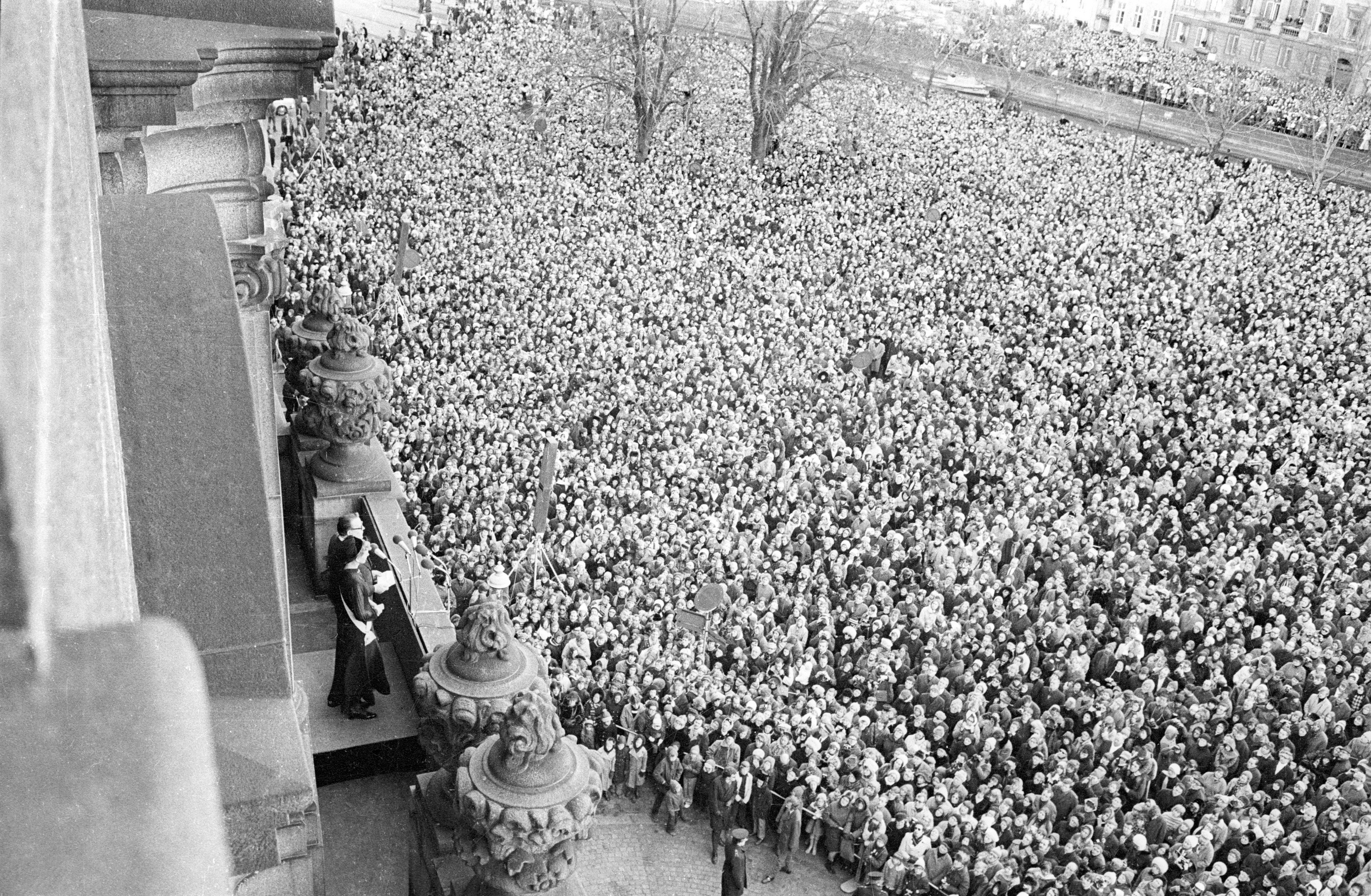 Dronning Margrethe II udråbes på Christiansborg slotsplads den 15. januar 1972 fra balkonen på Christiansborg Slot af statsminister Jens Otto Krag. 