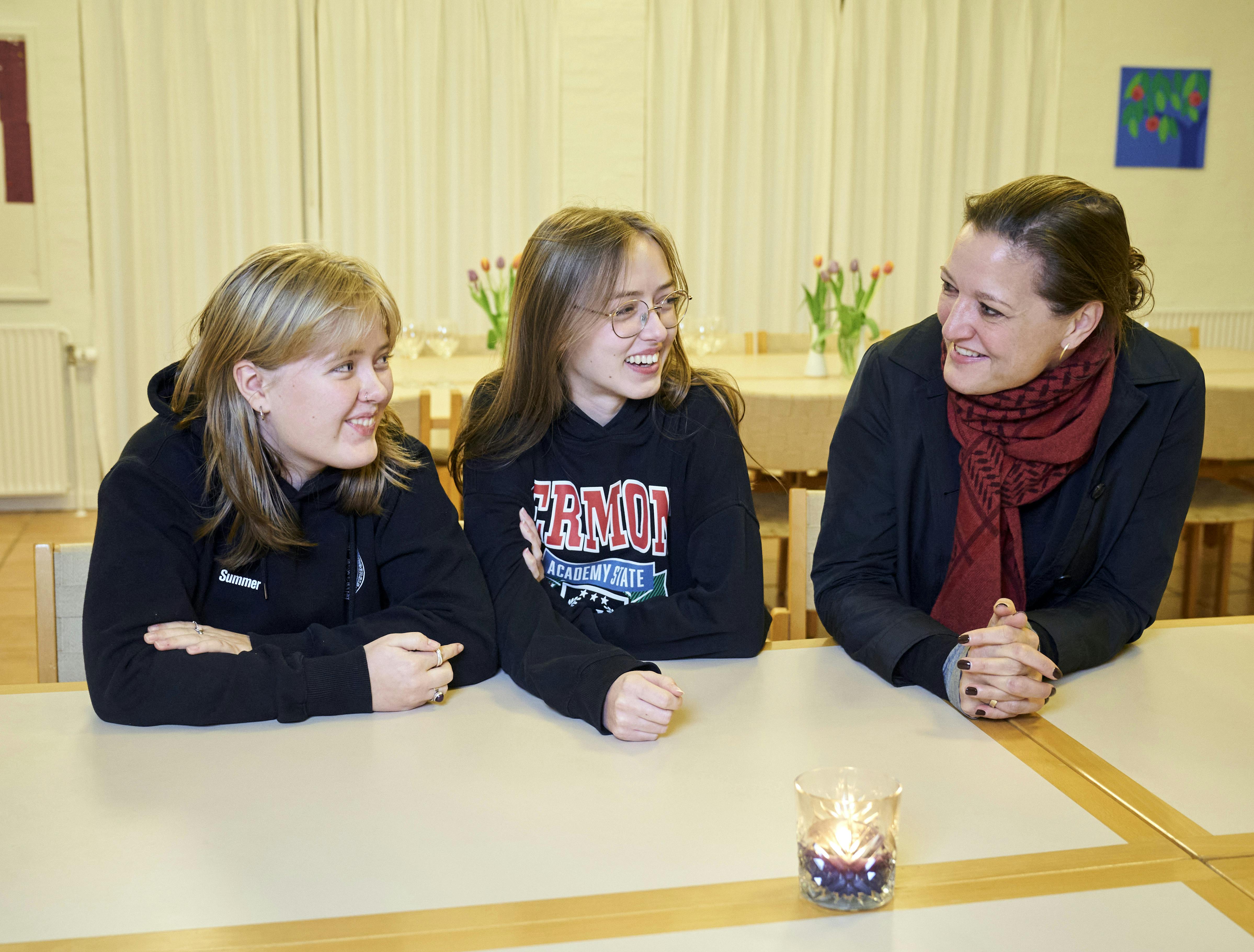 Sognepræst Ane Sund Katborg fra Sulsted Sogn med tvillingerne Summer og Jasmin Anderson, der har deltaget i en af hendes samtalegrupper for skilsmissebørn, da de gik i 3. klasse.