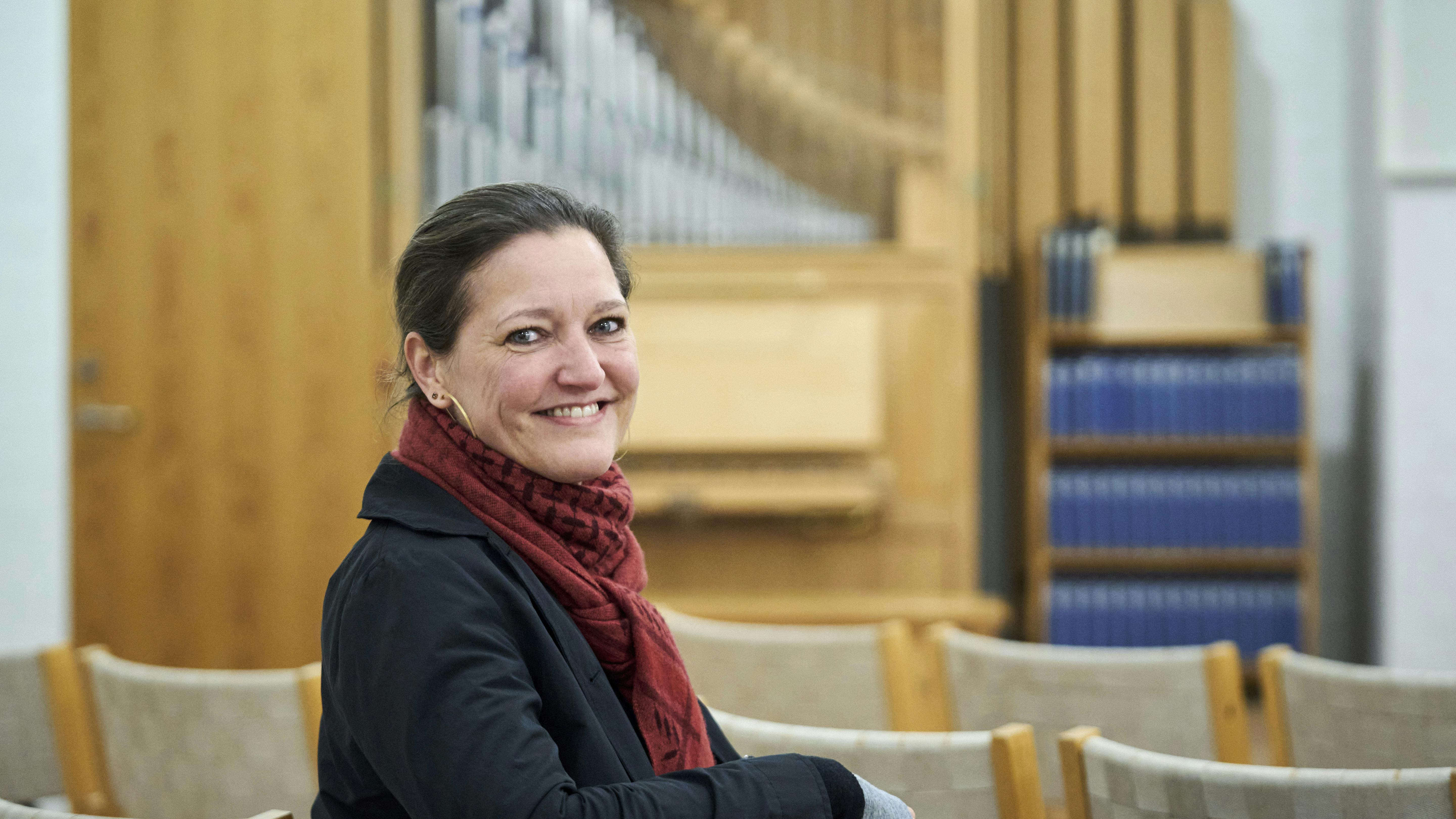 Sognepræst Ane Sund Katborg, Sulsted Sogn, i kirkerummet i Vestbjerg Kirkecenter, der lægger lokaler til hendes samtalegrupper for skilsmissebørn.