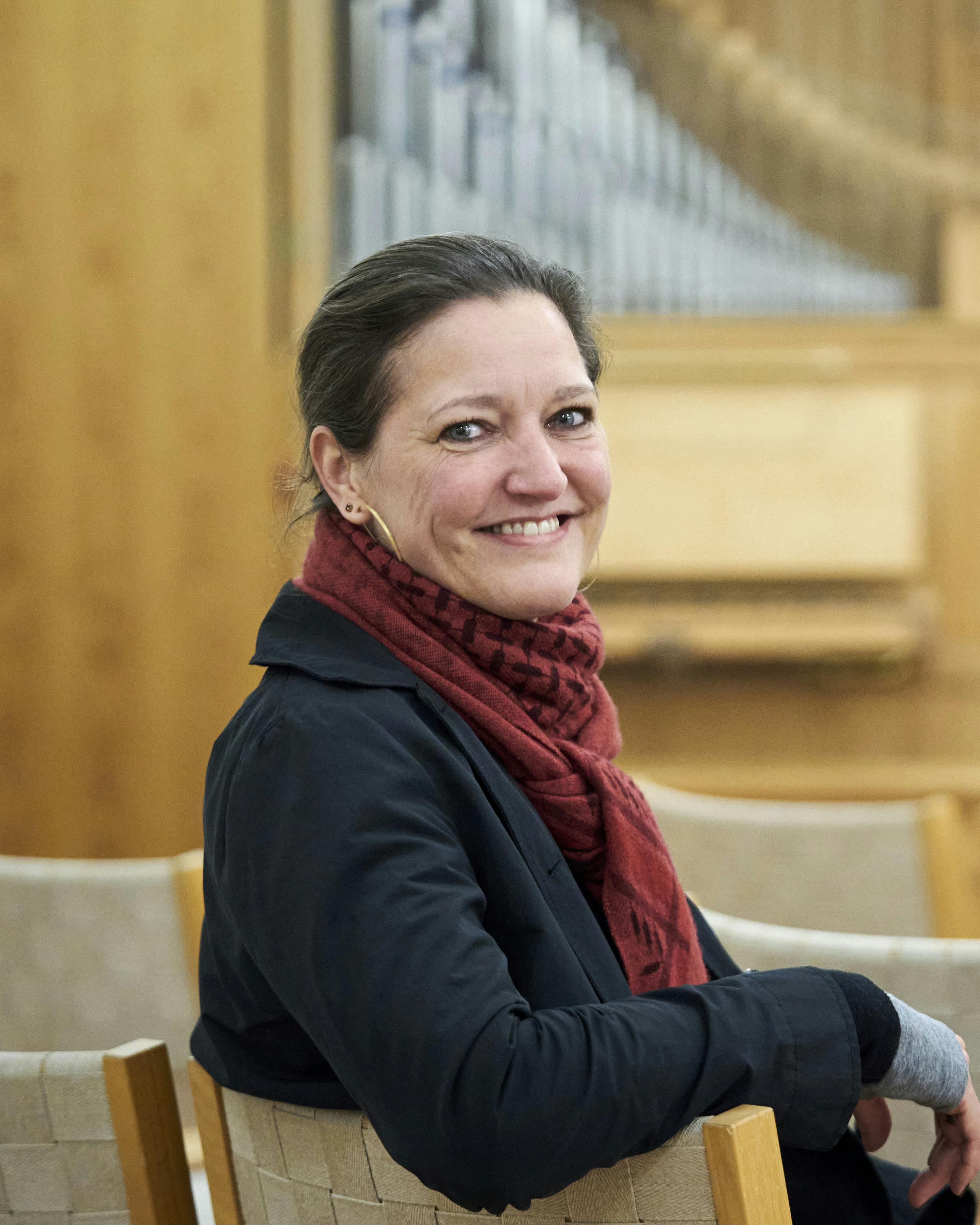 Sognepræst Ane Sund Katborg, Sulsted Sogn, i kirkerummet i Vestbjerg Kirkecenter, der lægger lokaler til hendes samtalegrupper for skilsmissebørn.