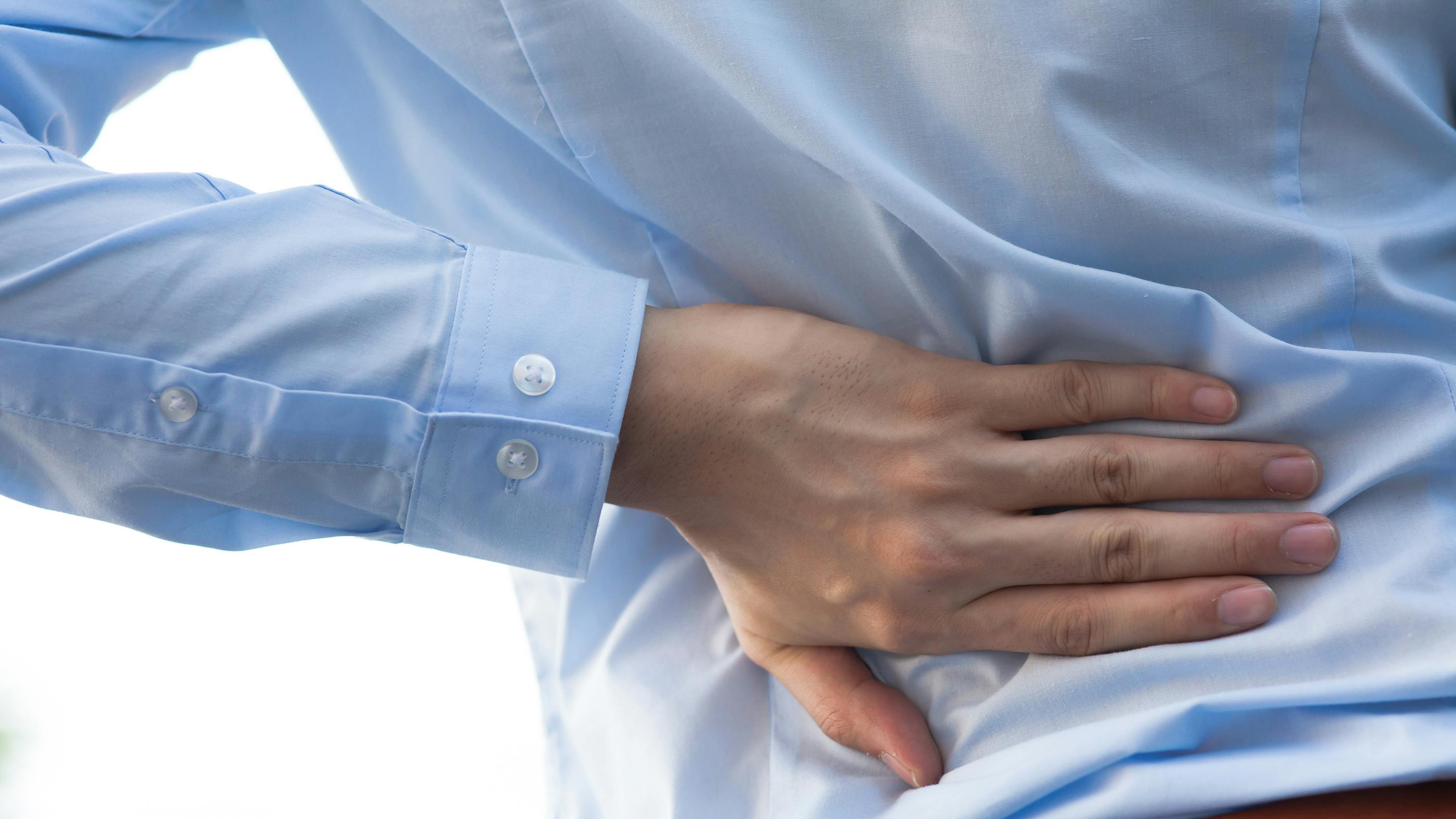 Mand med ondt i ryggen