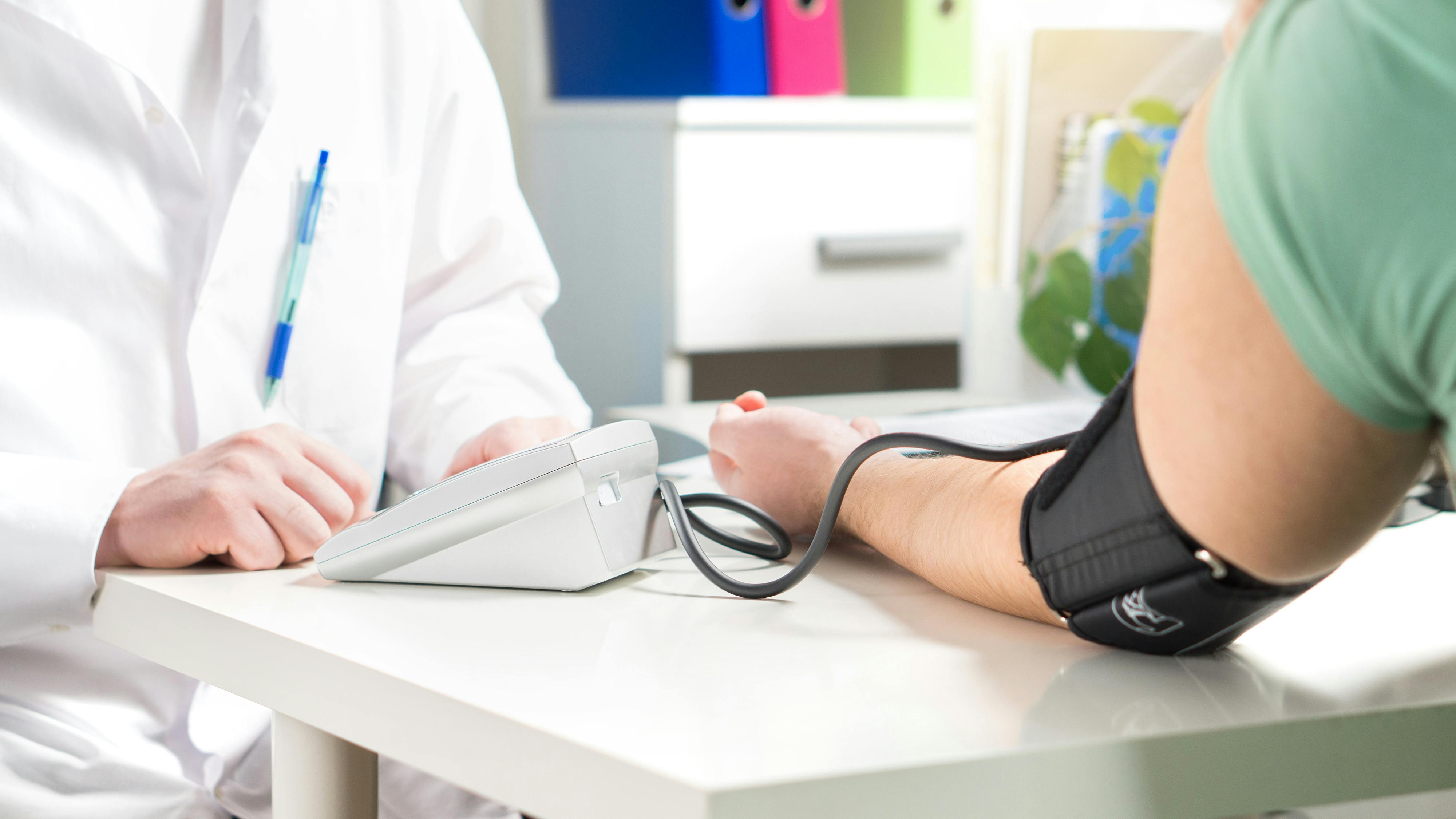 Test af blodtryk hos lægen