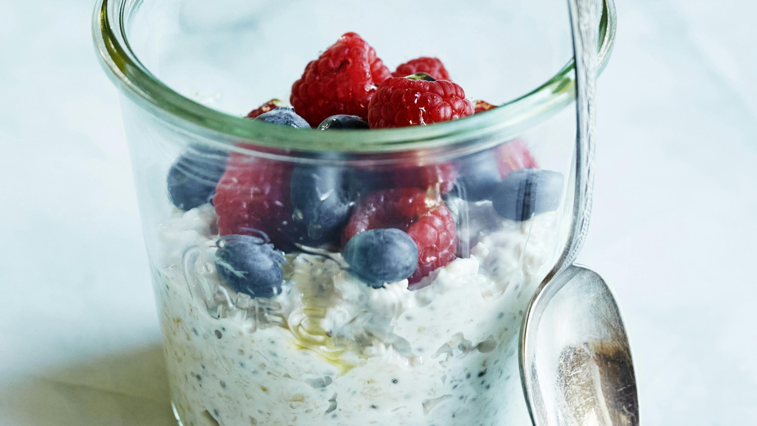 Overnight havre-chia-grød med bær