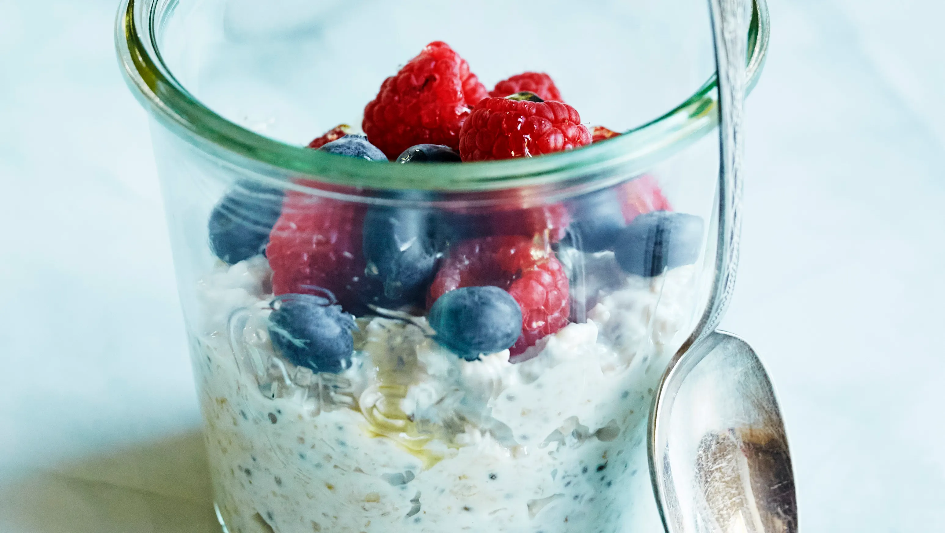 Overnight havre-chia-grød med bær | Familie Journal