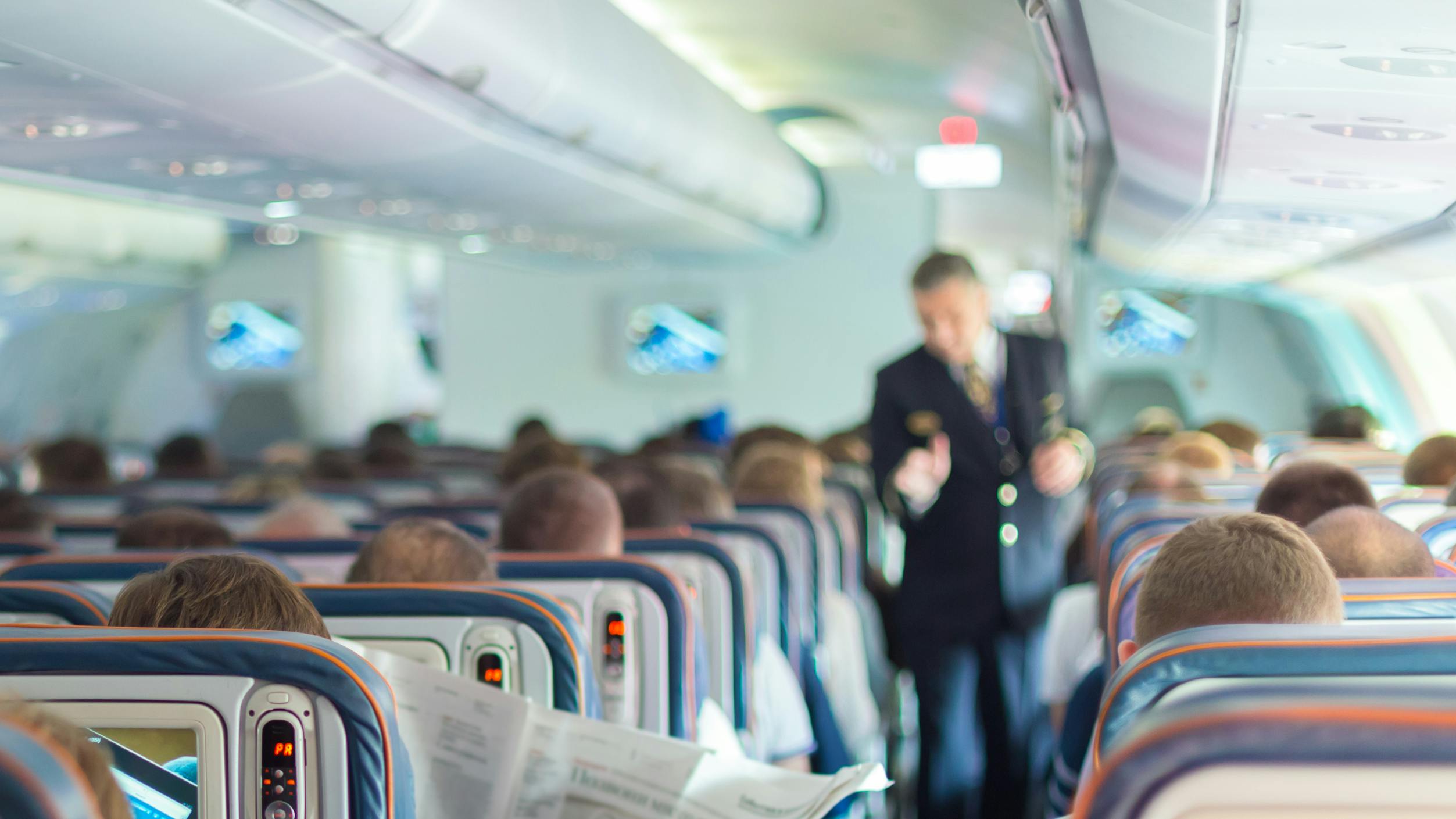 Folk sidder i et fly