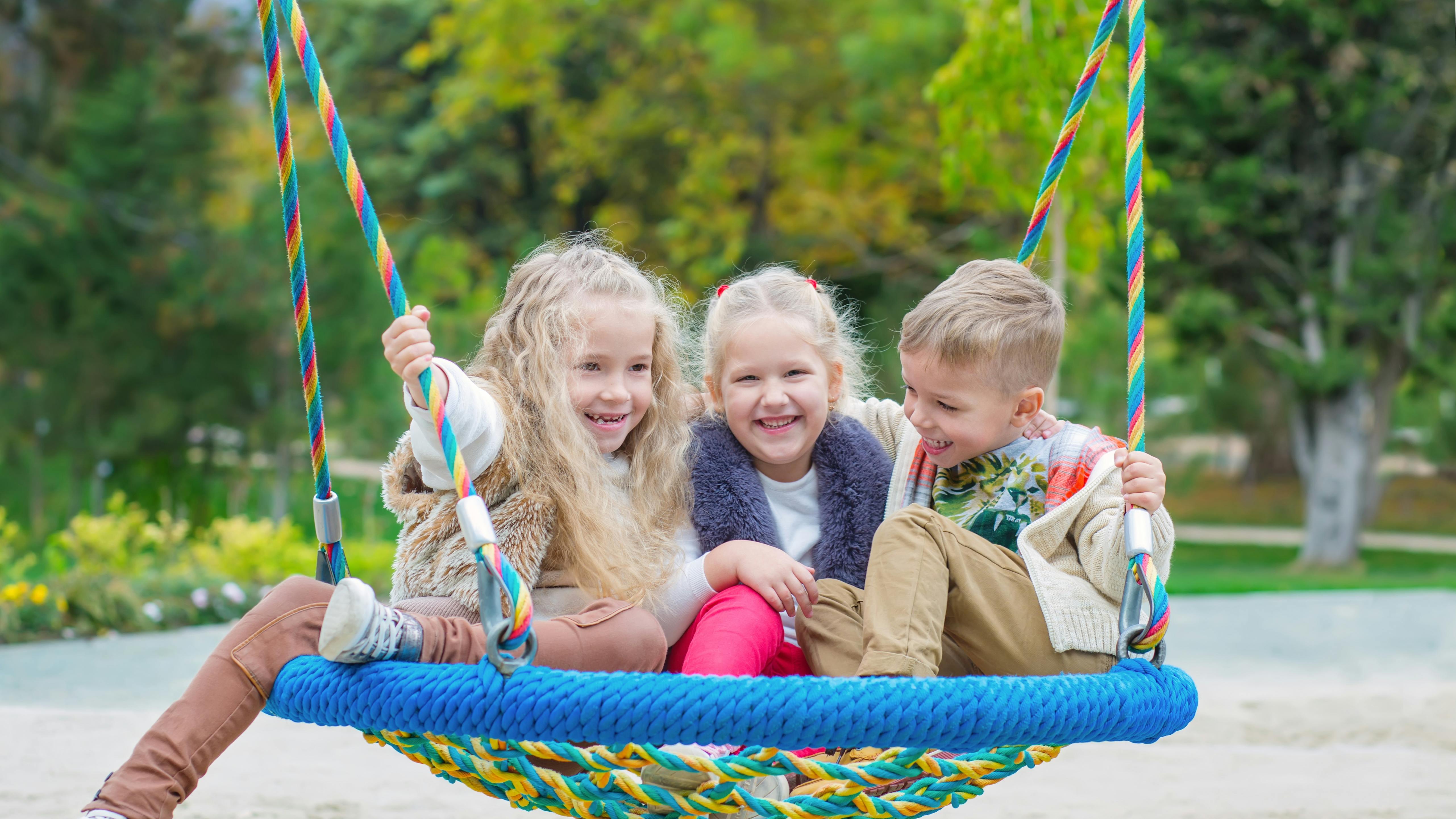 Tre børn på en gynge