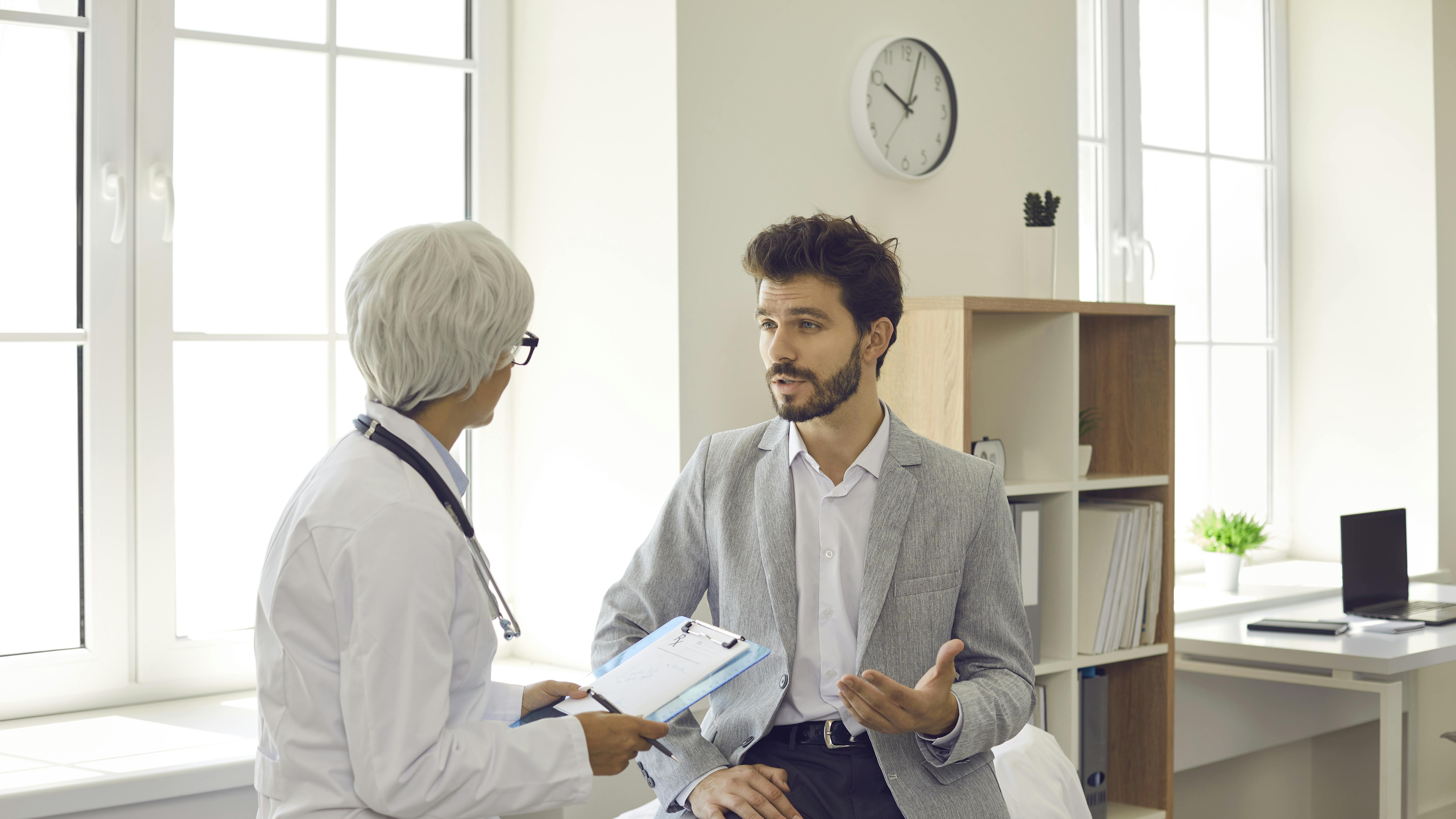 Ung mand er til lægen