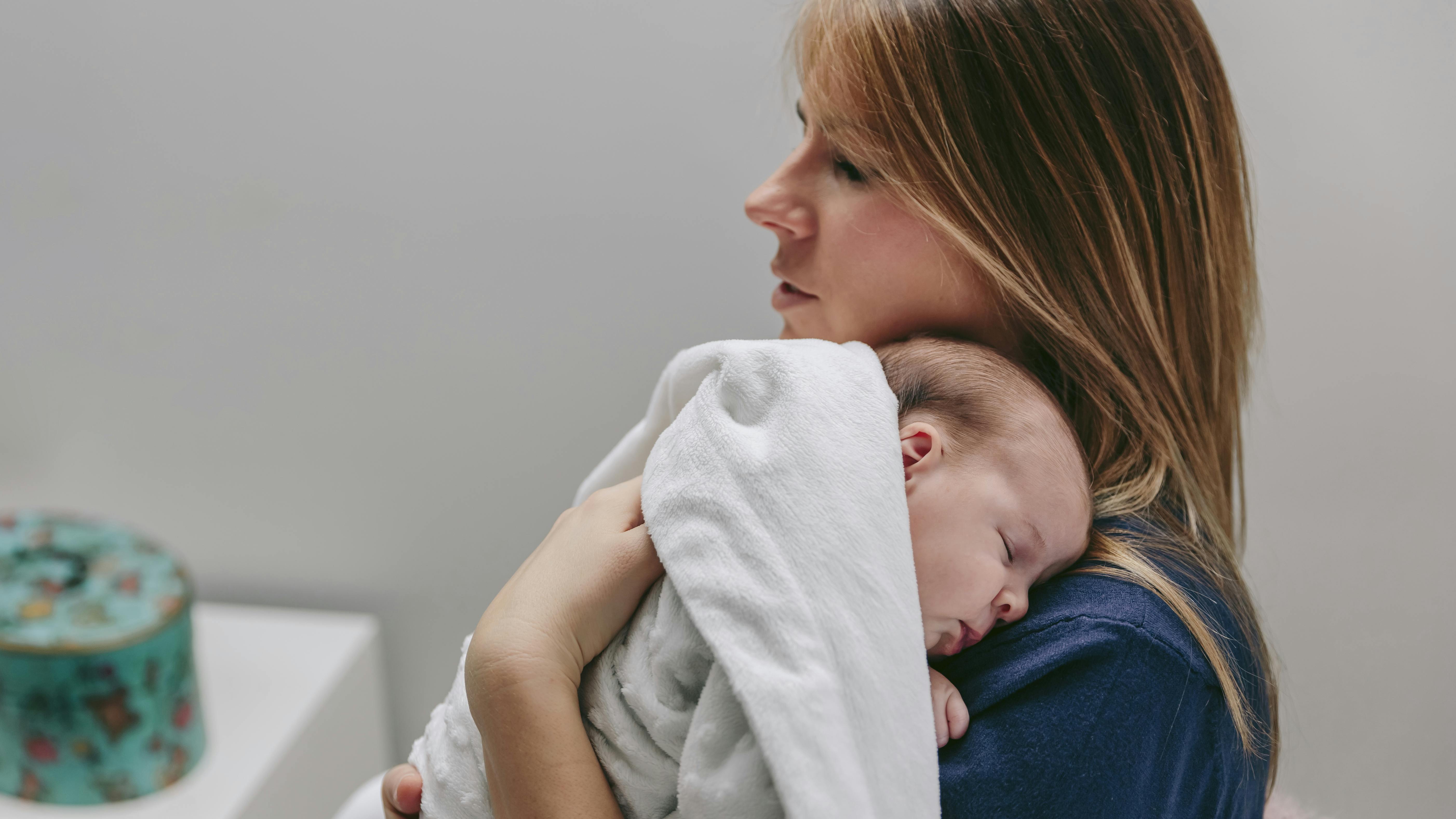 En mor med sin nyfødte baby