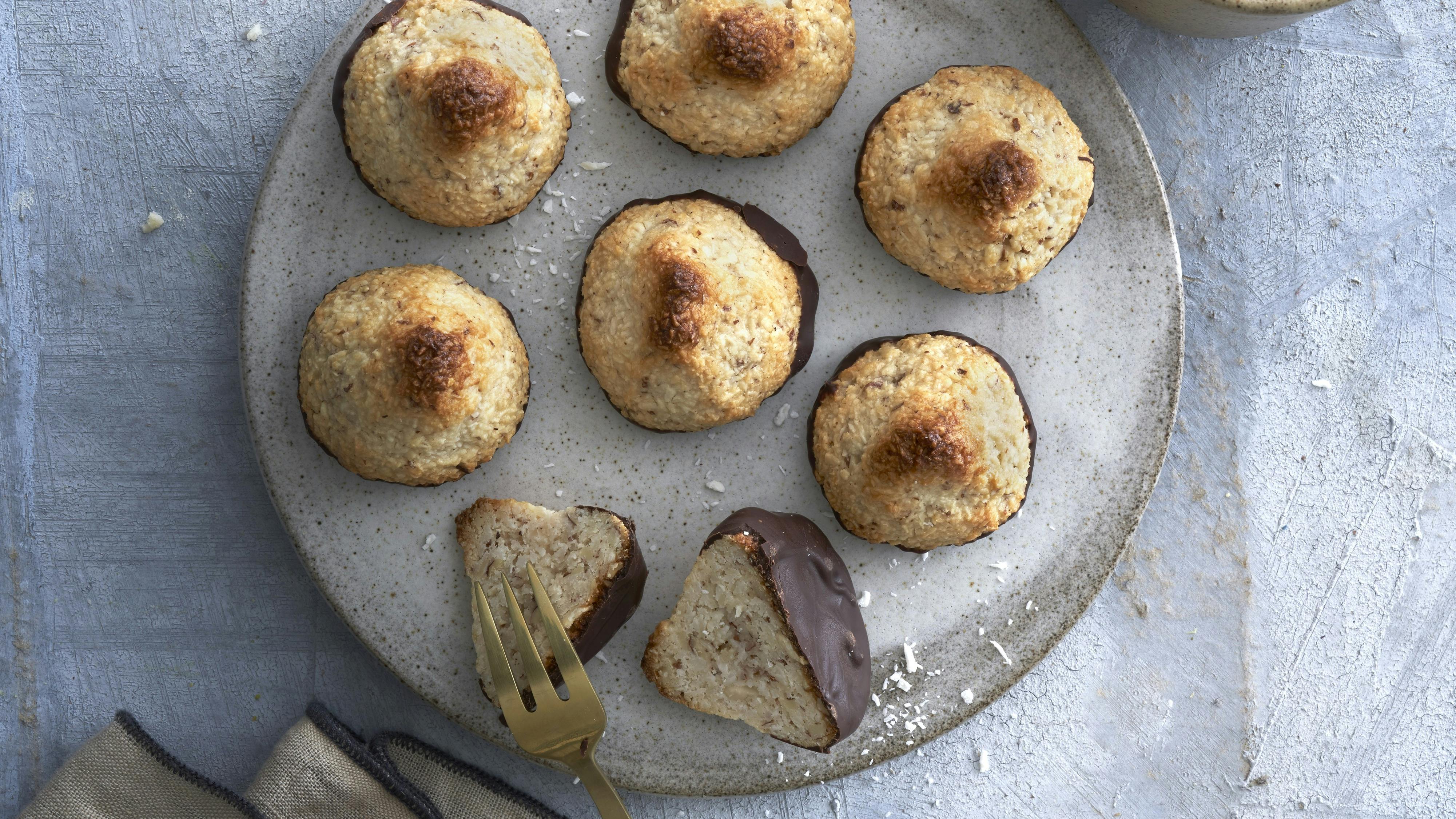 Kokosmakroner med mandler og mørk chokolade