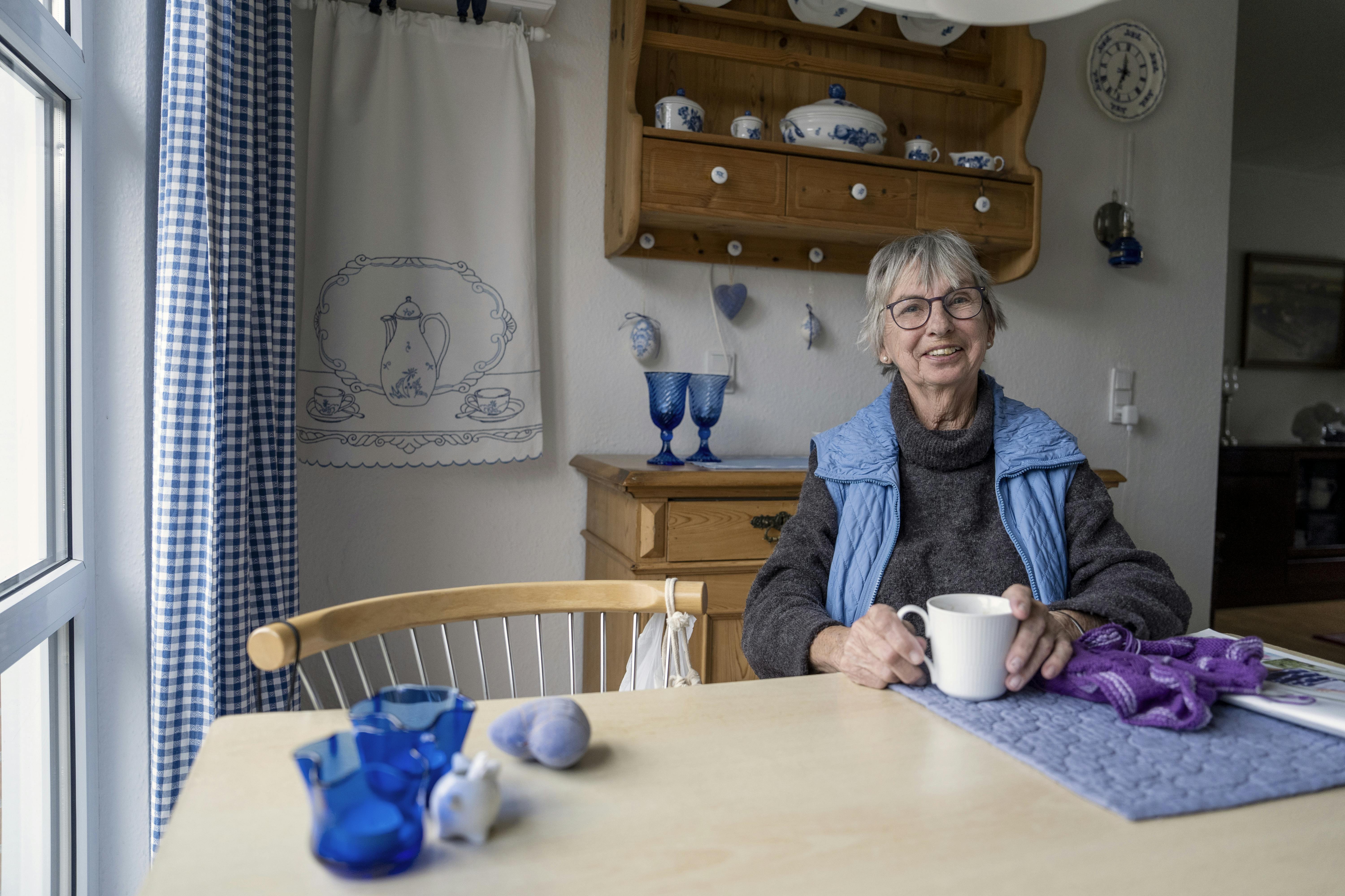 Elly Irene Hansen hygger med kaffe og strikketøj i sin stue i Ådalen i Nyborg, hvor hendes yndlingsfarve, blå, dominerer på smukkest gennemførte vis.