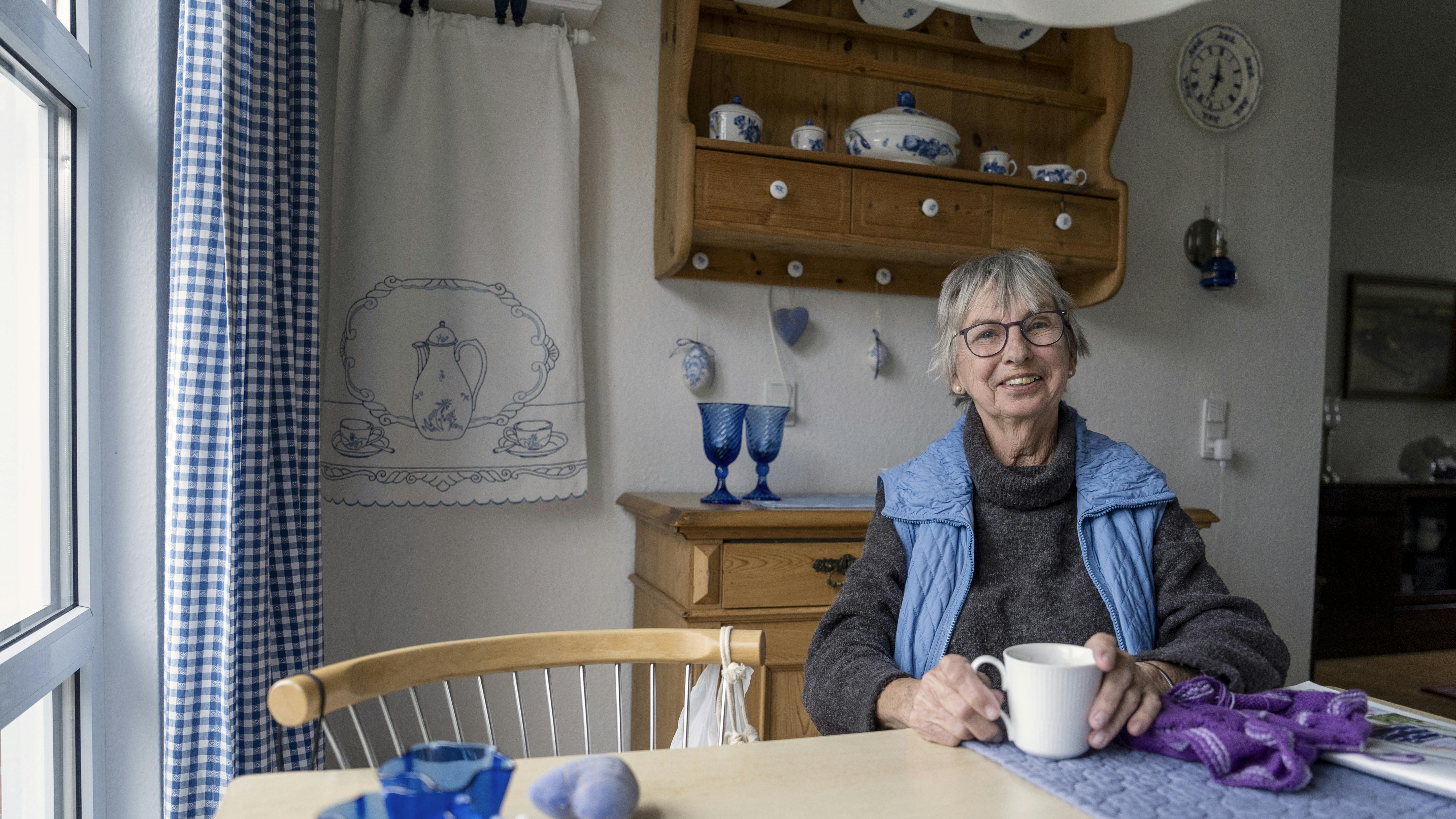 Elly Irene Hansen hygger med kaffe og strikketøj i sin stue i Ådalen i Nyborg, hvor hendes yndlingsfarve, blå, dominerer på smukkest gennemførte vis.