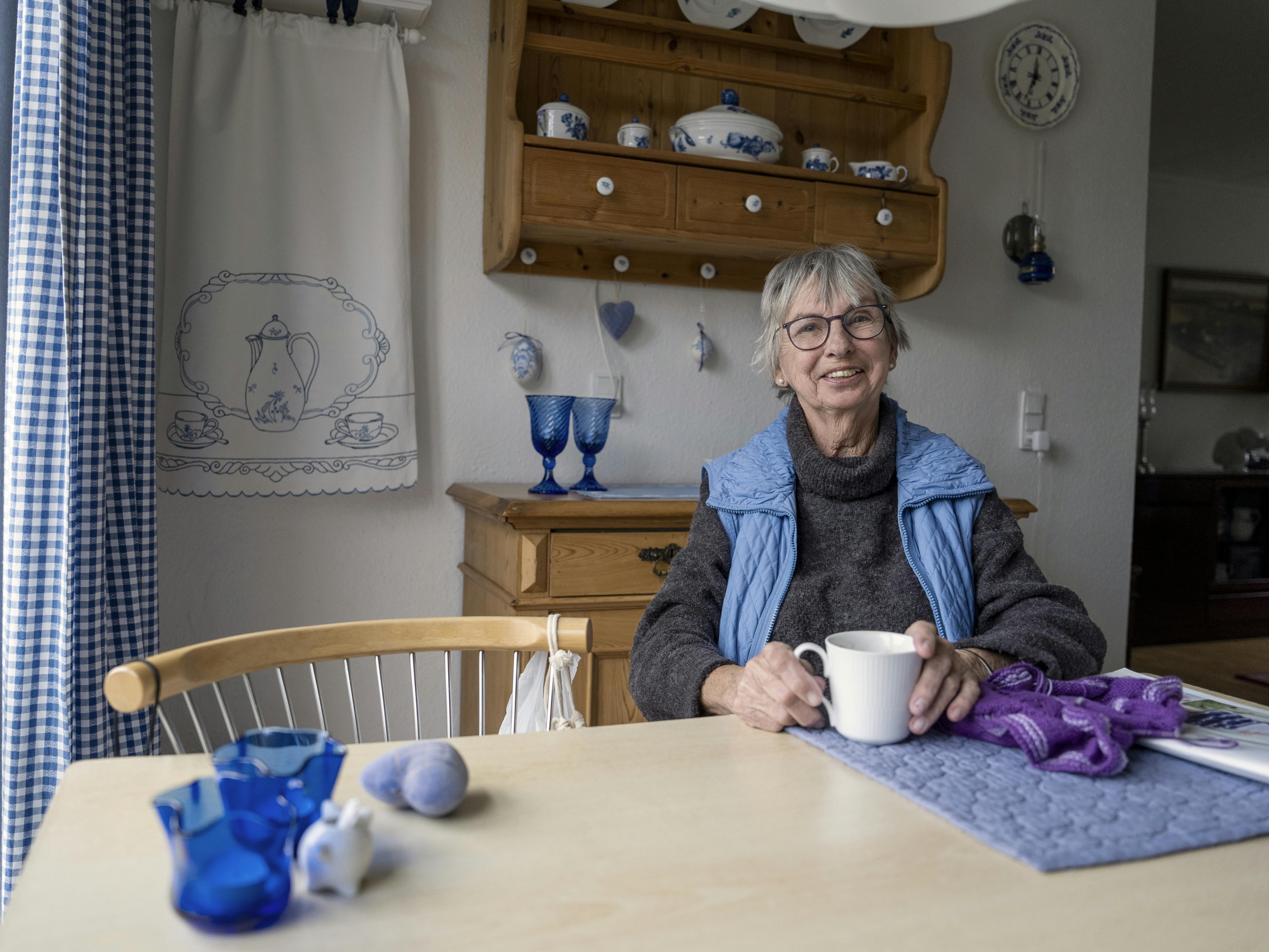 Elly Irene Hansen hygger med kaffe og strikketøj i sin stue i Ådalen i Nyborg, hvor hendes yndlingsfarve, blå, dominerer på smukkest gennemførte vis.