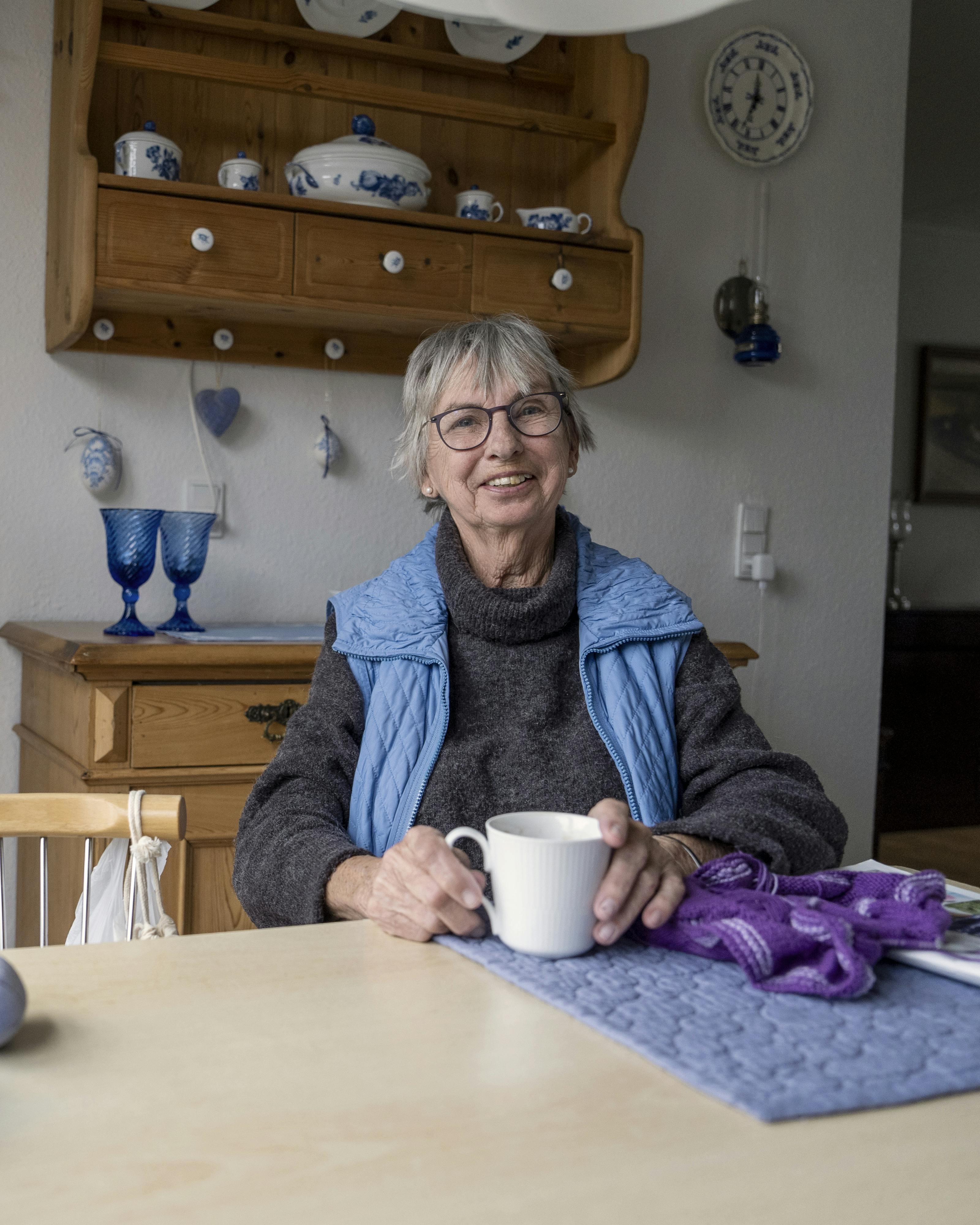 Elly Irene Hansen hygger med kaffe og strikketøj i sin stue i Ådalen i Nyborg, hvor hendes yndlingsfarve, blå, dominerer på smukkest gennemførte vis.
