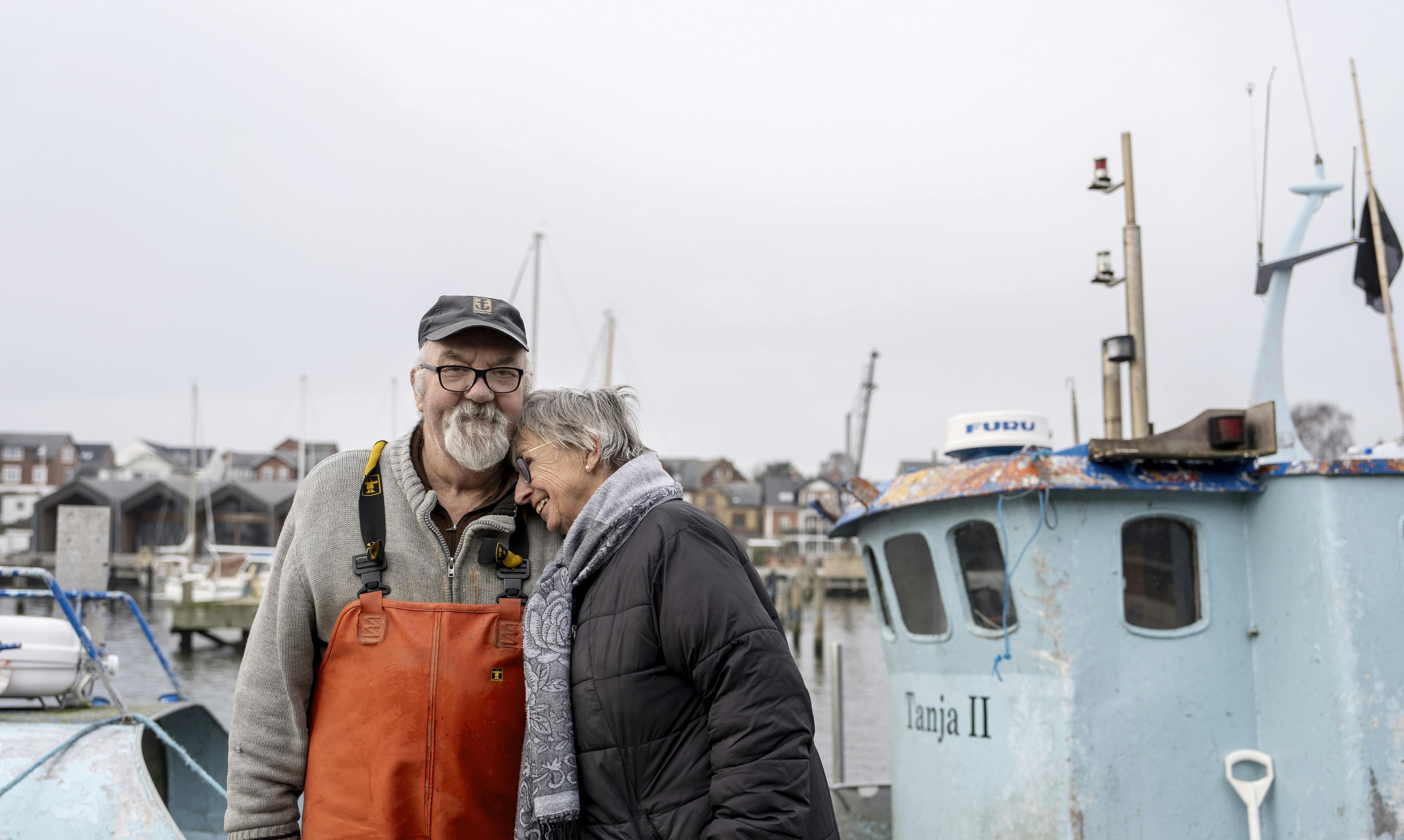 Fiskerbåden Tanja II er lige kommet i havn i Nyborg, hvor Elly Irene Hansen stod klar til at tage imod kæresten Niels Winther.