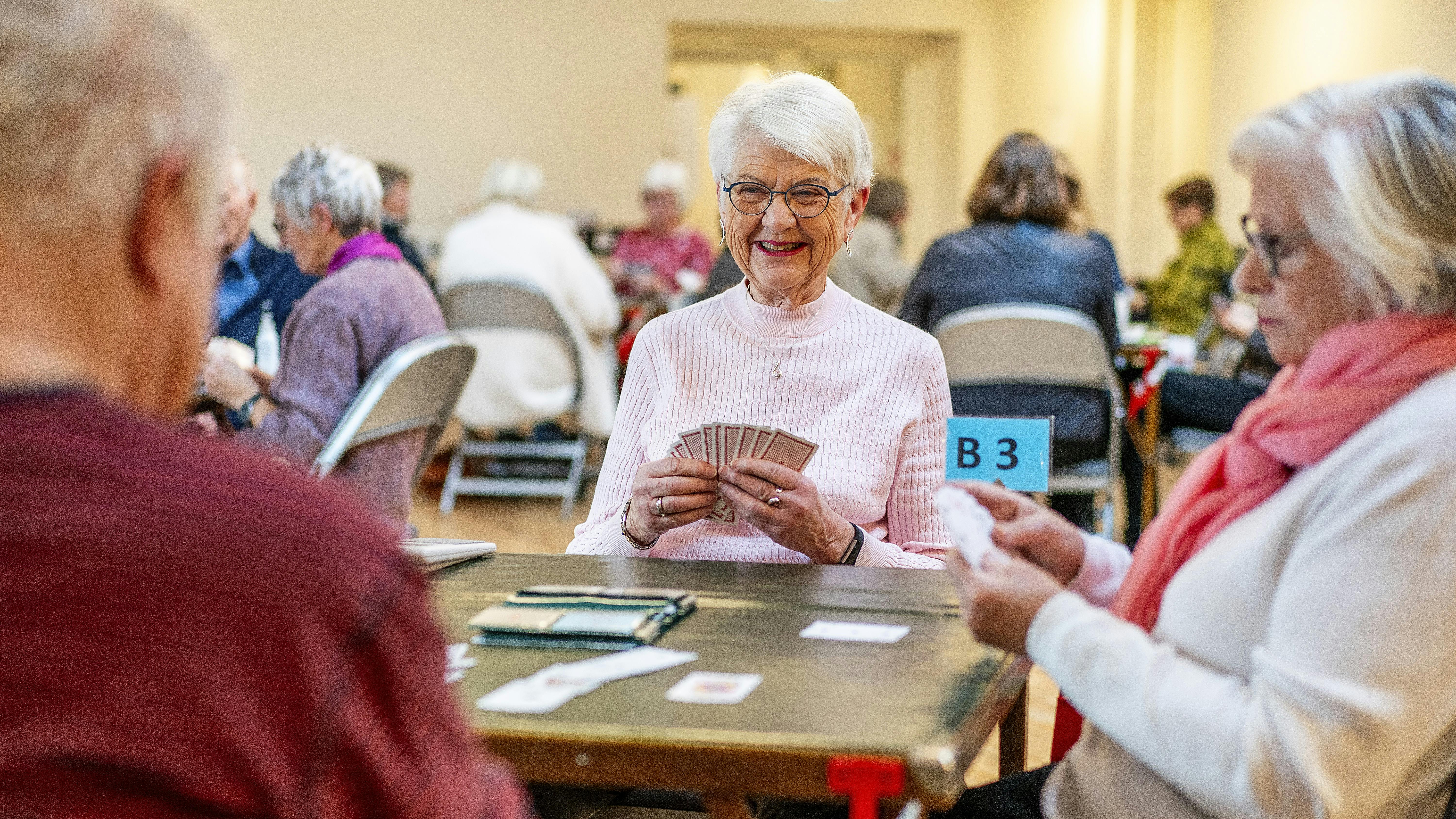 Ellen Fænøe både underviser i bridge og spiller selv flere gange om ugen.