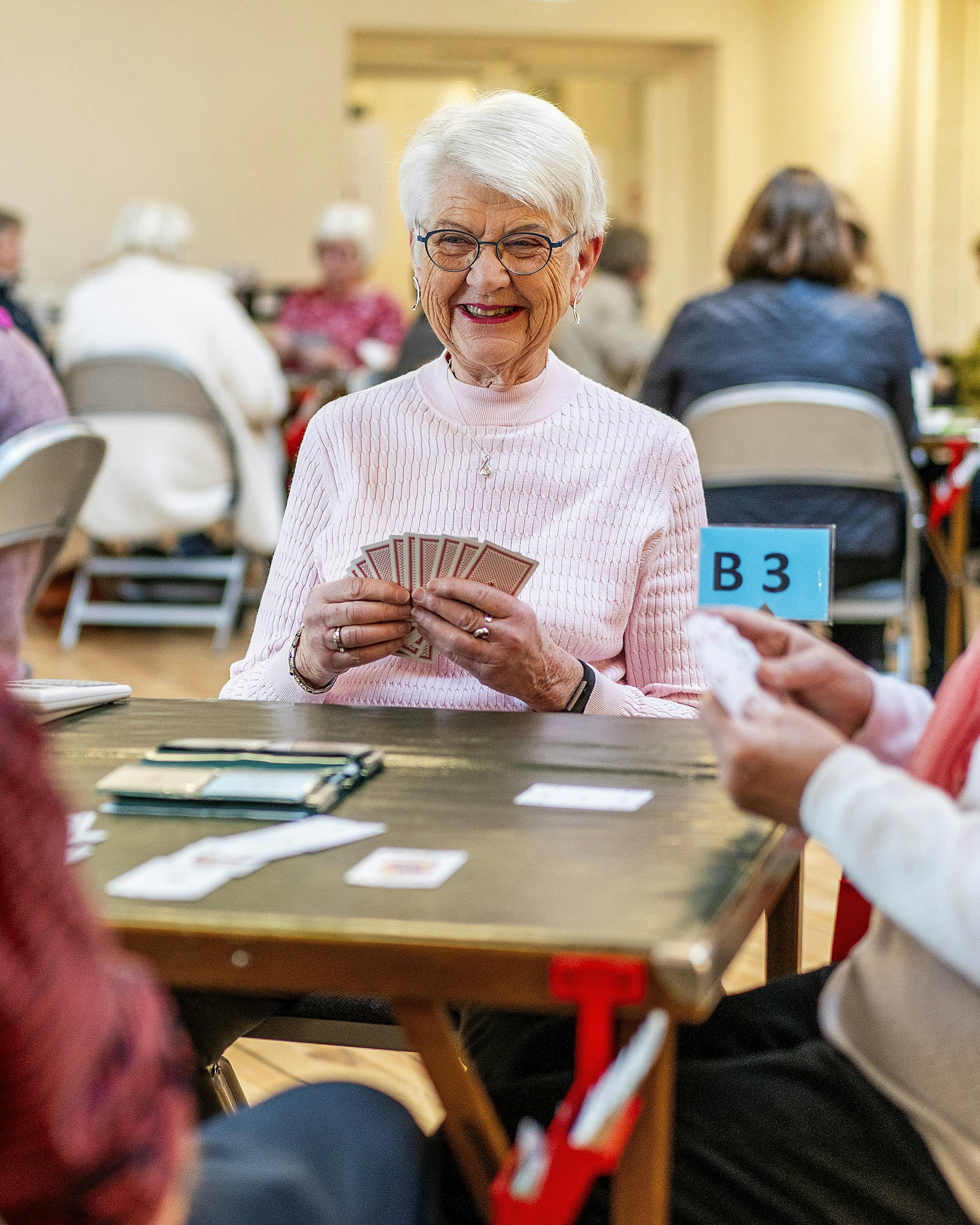 Ellen Fænøe både underviser i bridge og spiller selv flere gange om ugen.