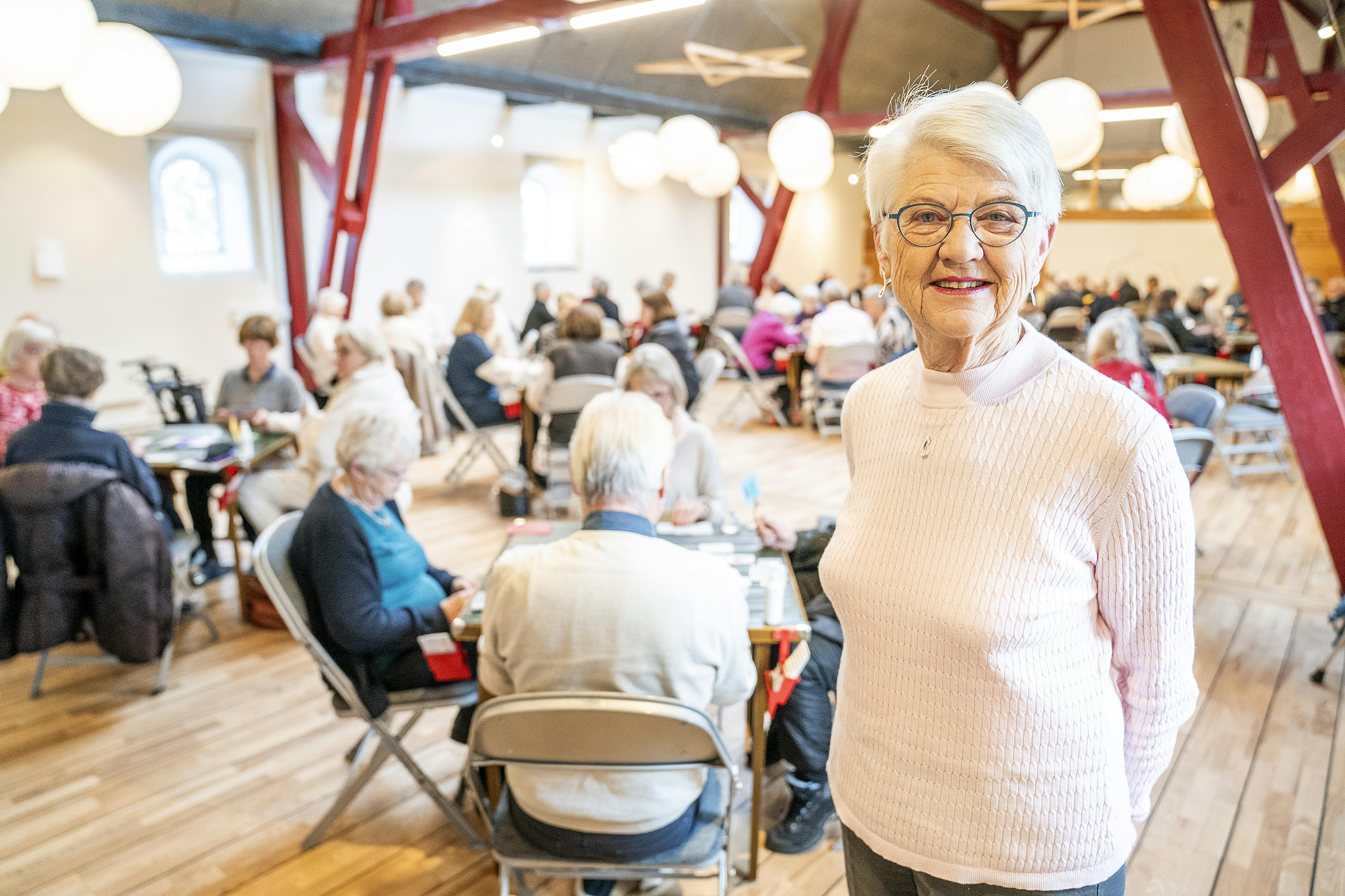 Medlemmerne af bridgeklubben dukker trofast op hver uge, for de elsker at spille og nyder det sociale samvær.